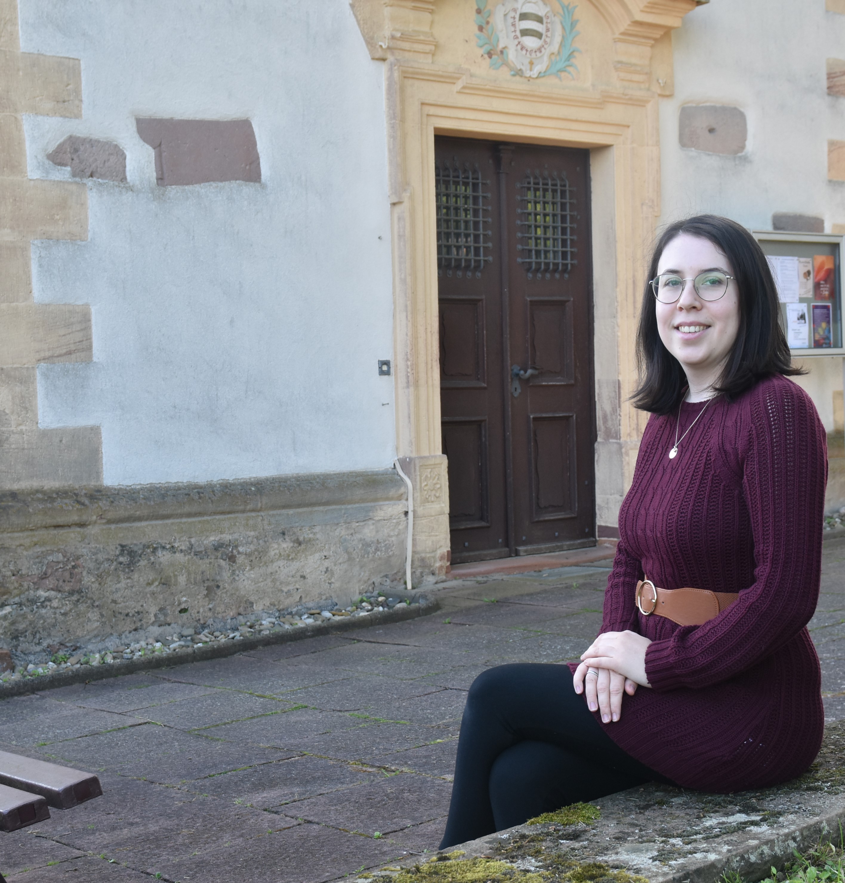 Pfarrerin Sonja Sternberger vor der Kirche in Ober-Mockstadt. 