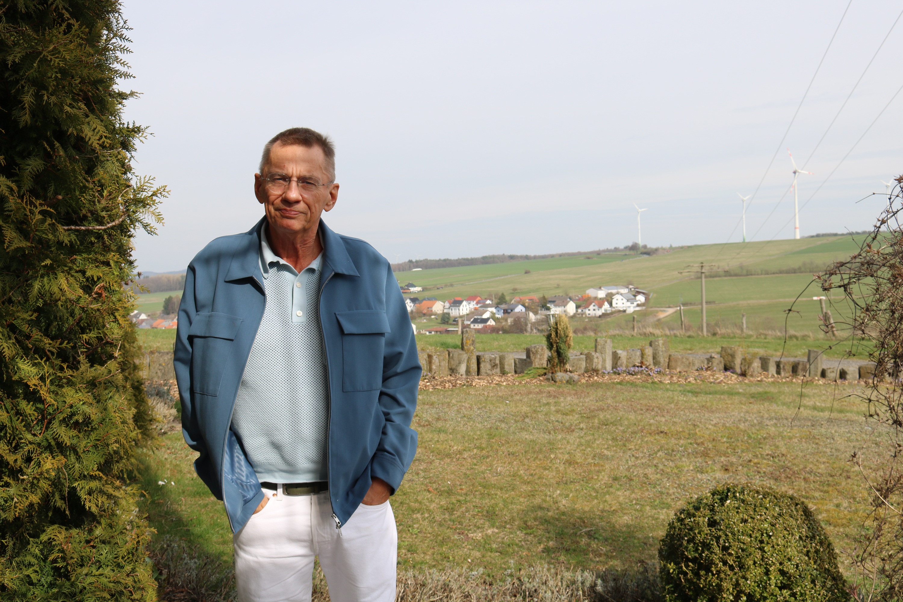 Mann steht vor Vogelsberger Horizont