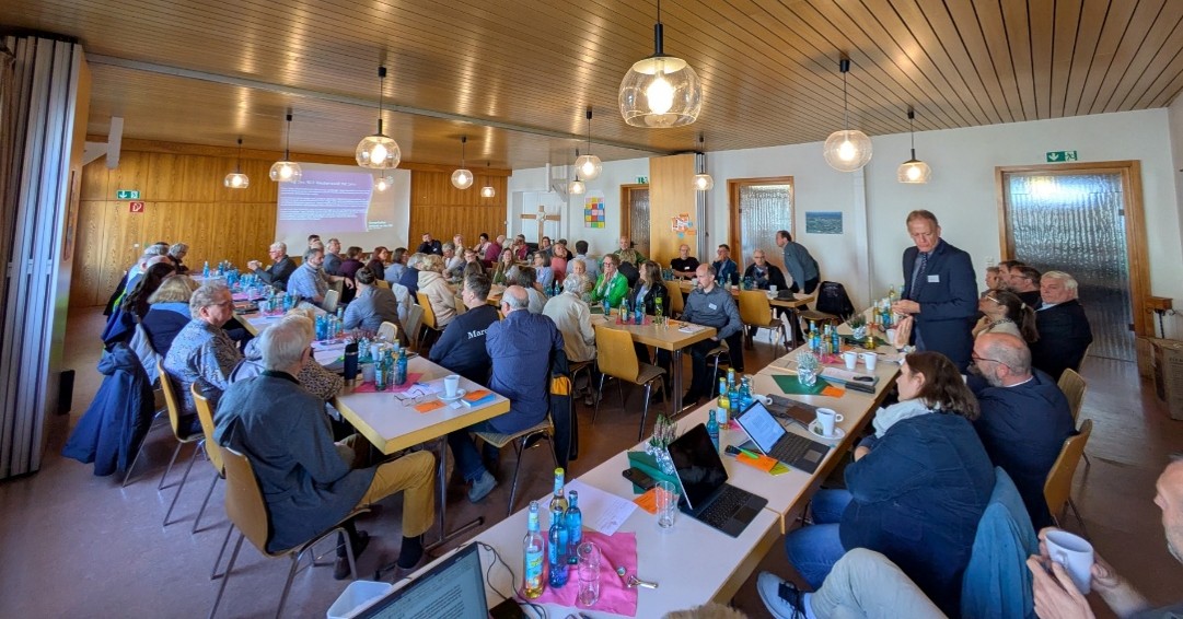 Rund 50 Vertreterinnen und Vertreter der Kirchengemeinden bzw. fünf Nachbarschaftsräumen des Dekanats an der Dill sprachen auf der Herbstsynode unter Leitung von Präses Dr. Wolfgang Wörner u.a. über die Veränderungen der Kirche.