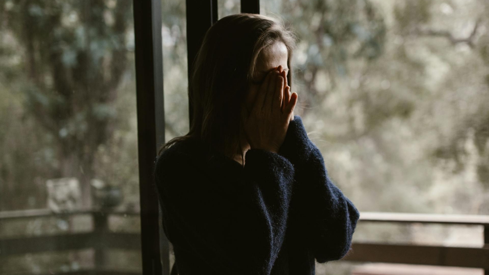 Frau hält sich ihre Hände vor das Gesicht