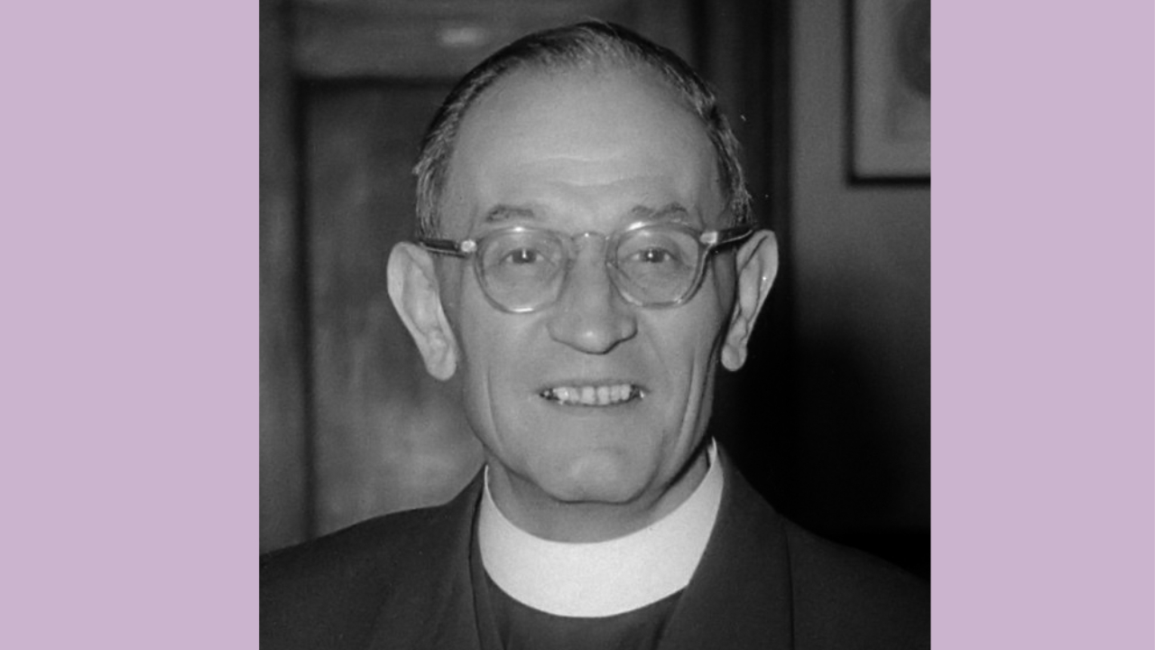 Martin Niemöller 1952 Martin Niemöller trägt Brille, einen weißen Pfarrerkragen und einen schwarzen Talar