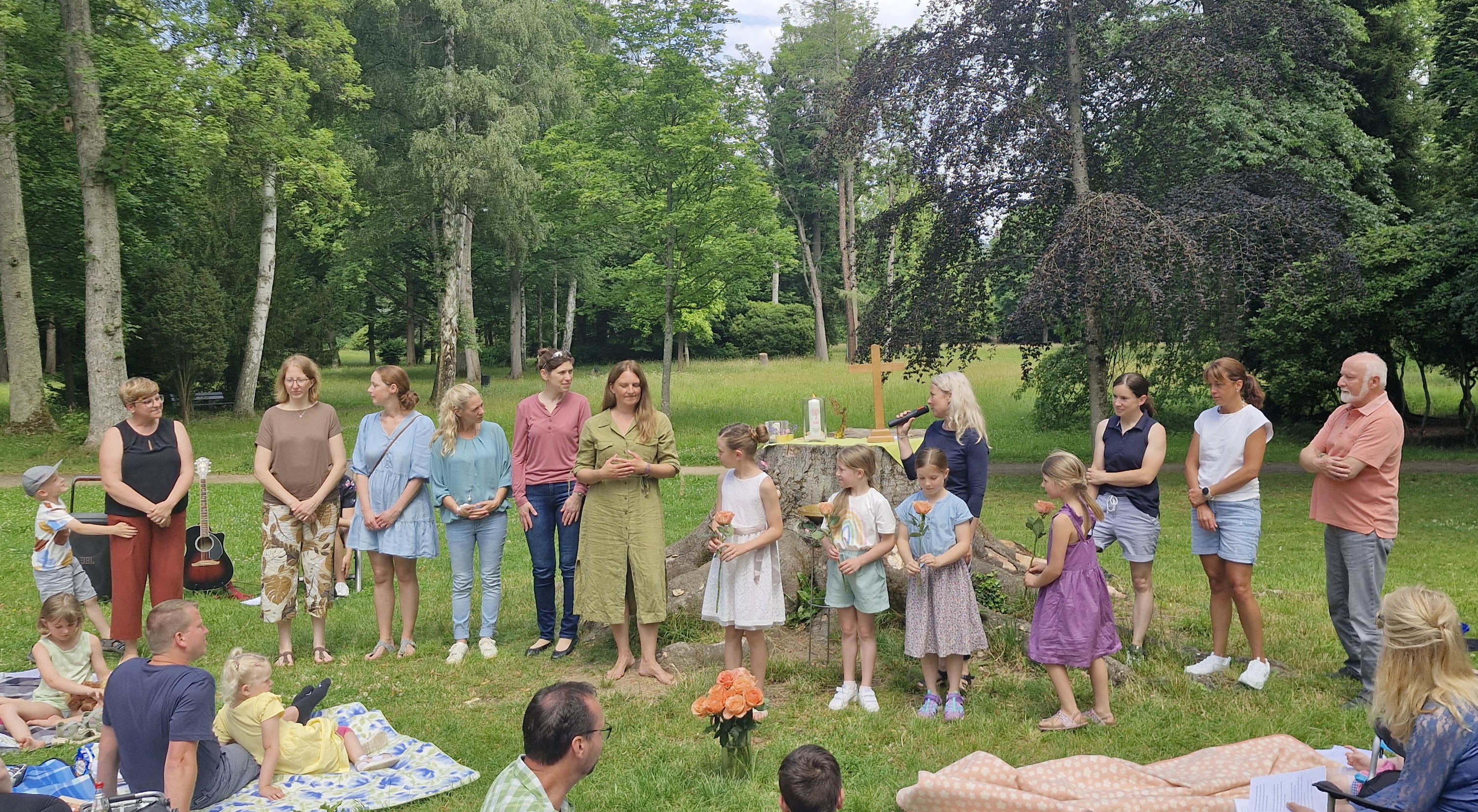 Picknick-Gottesdienst Kinder bekommen einen Segen unter freuem Himmel