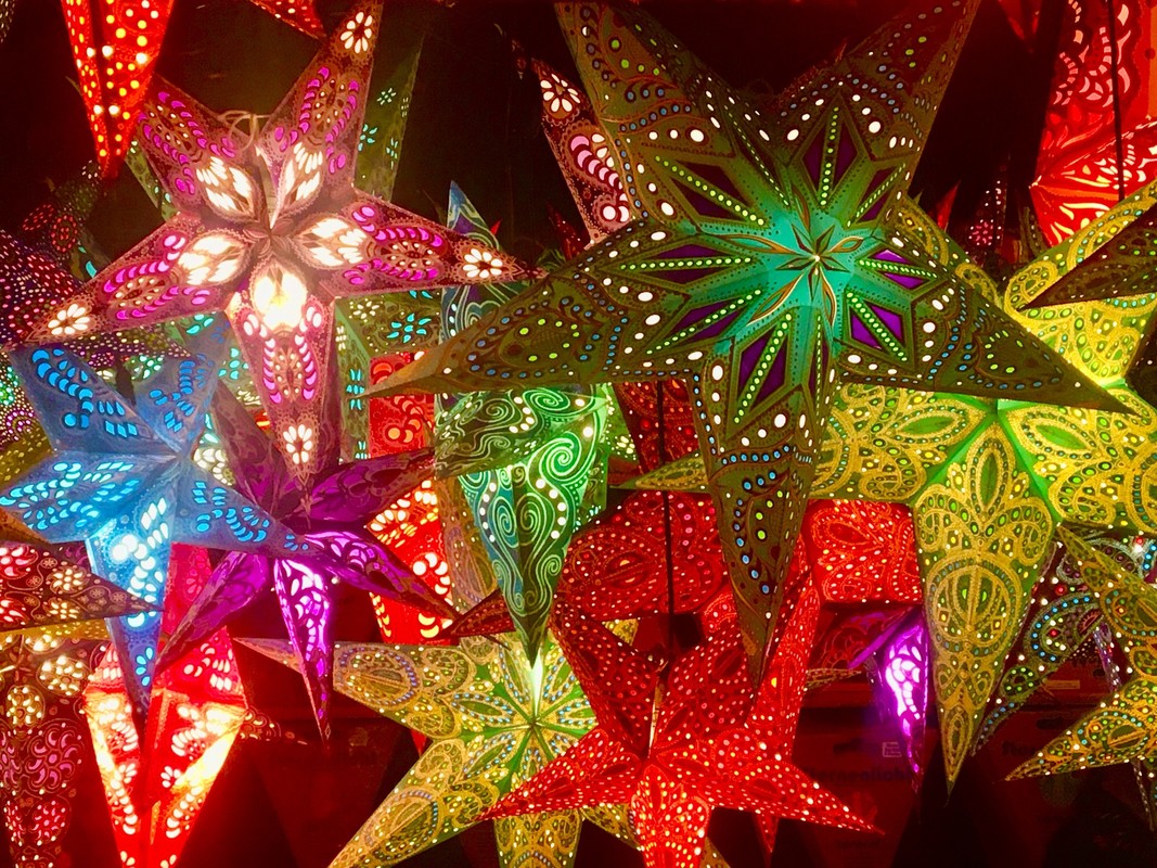 Viele Bunte beleuchtete Weihnachtssterne