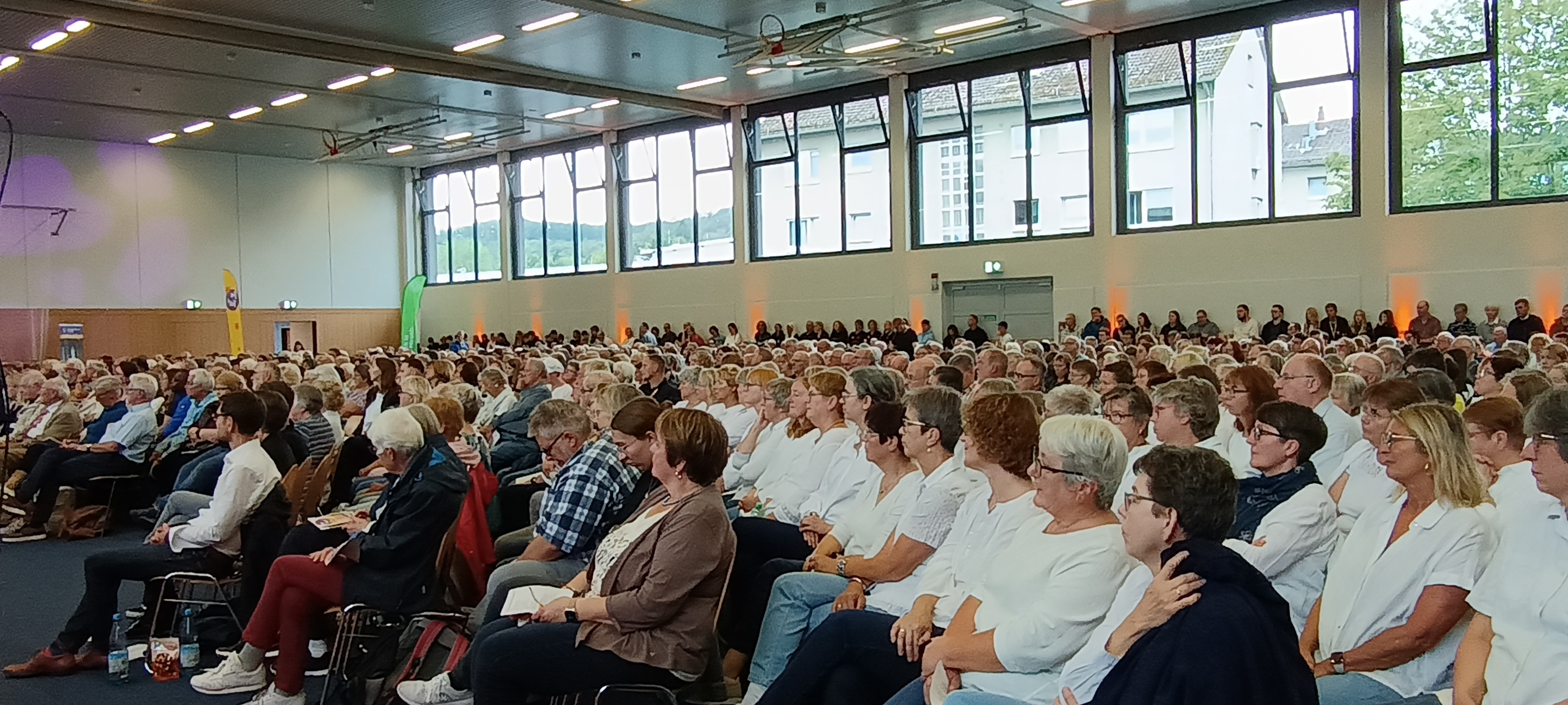 Dekanatskirchentag Gottesdienstbesuchende in der Sporthalle des Johanneums