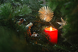 Krippenszene mit Kerze und Strohstern