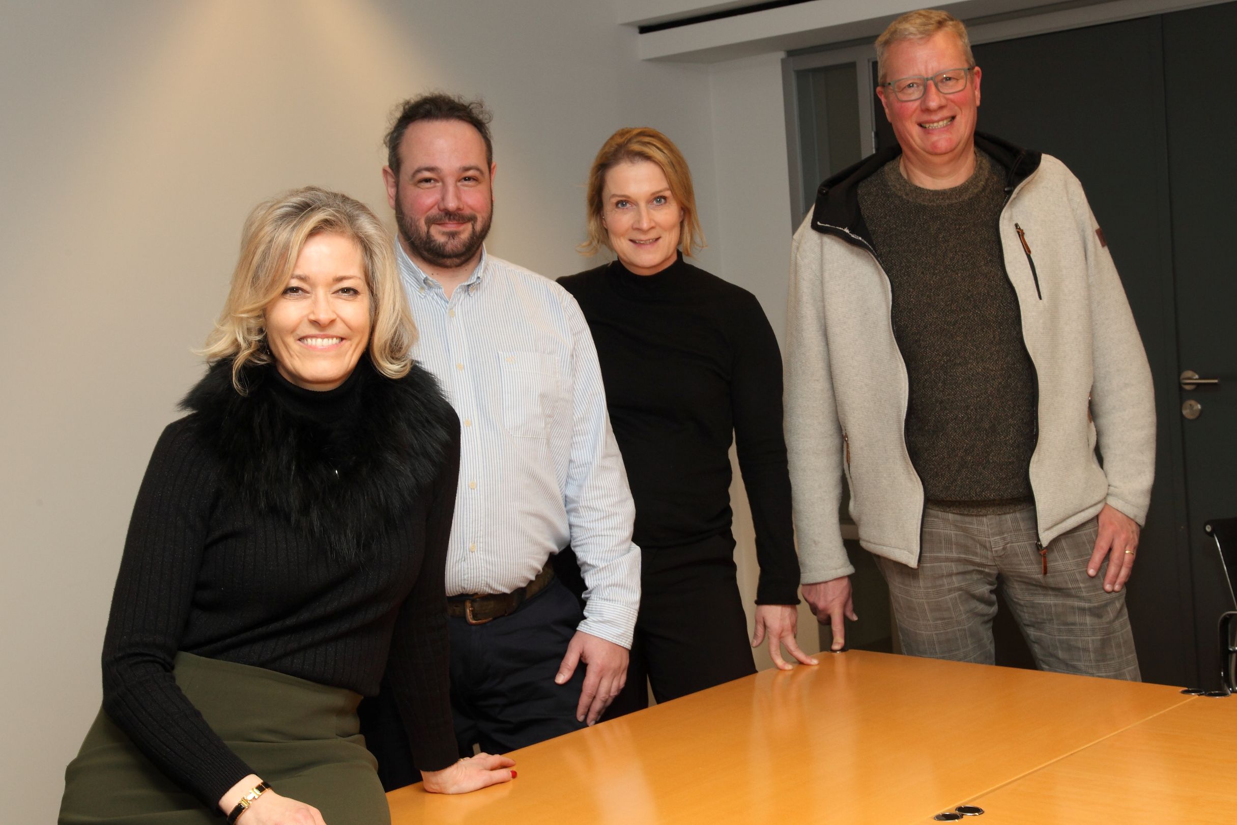 Gruppenbild von 4 Menschen in einem Büro.