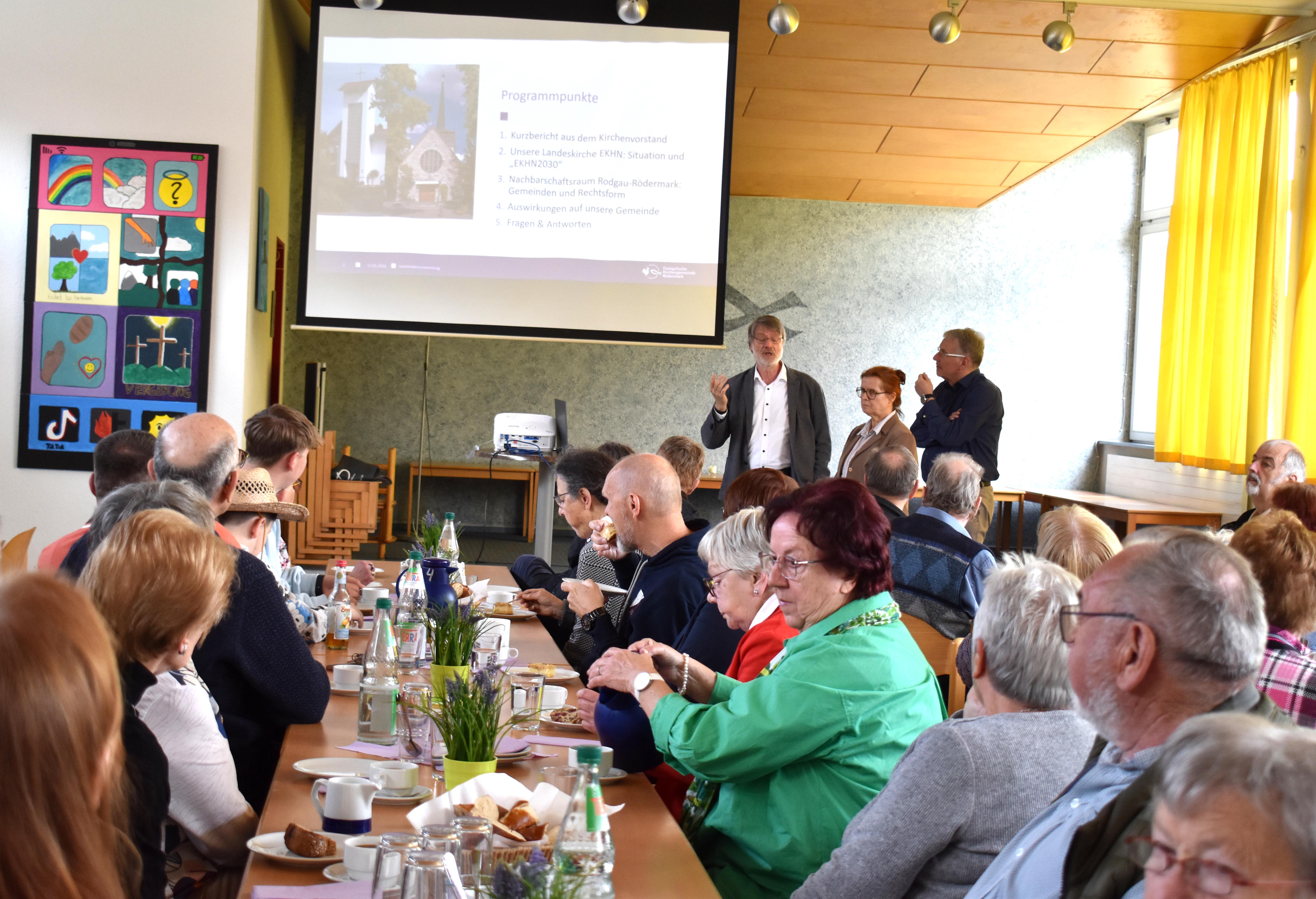 Kirchenvorstand Andreas Bürgam (links) sowie die beiden Vorsitzenden Erika Neudert und Martin Annighöfer informierten die Gemeindeglieder über die Folgen der 2027 anstehenden Zusammenlegung zur Gesamtkirche