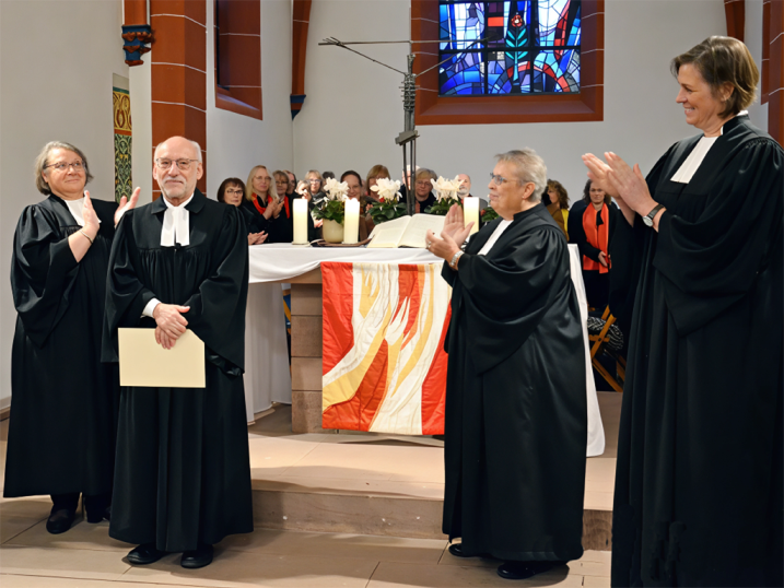 Applaus für Pfarrer Jürgen Arndt! Dekanin Susanne Schmuck-Schätzel, Pfarrer Jürgen Arndt, Dekanin Jutta Herbert und Henriette Crüwell, Pröpstin für Rheinhessen und Nassauer Land (von links). 