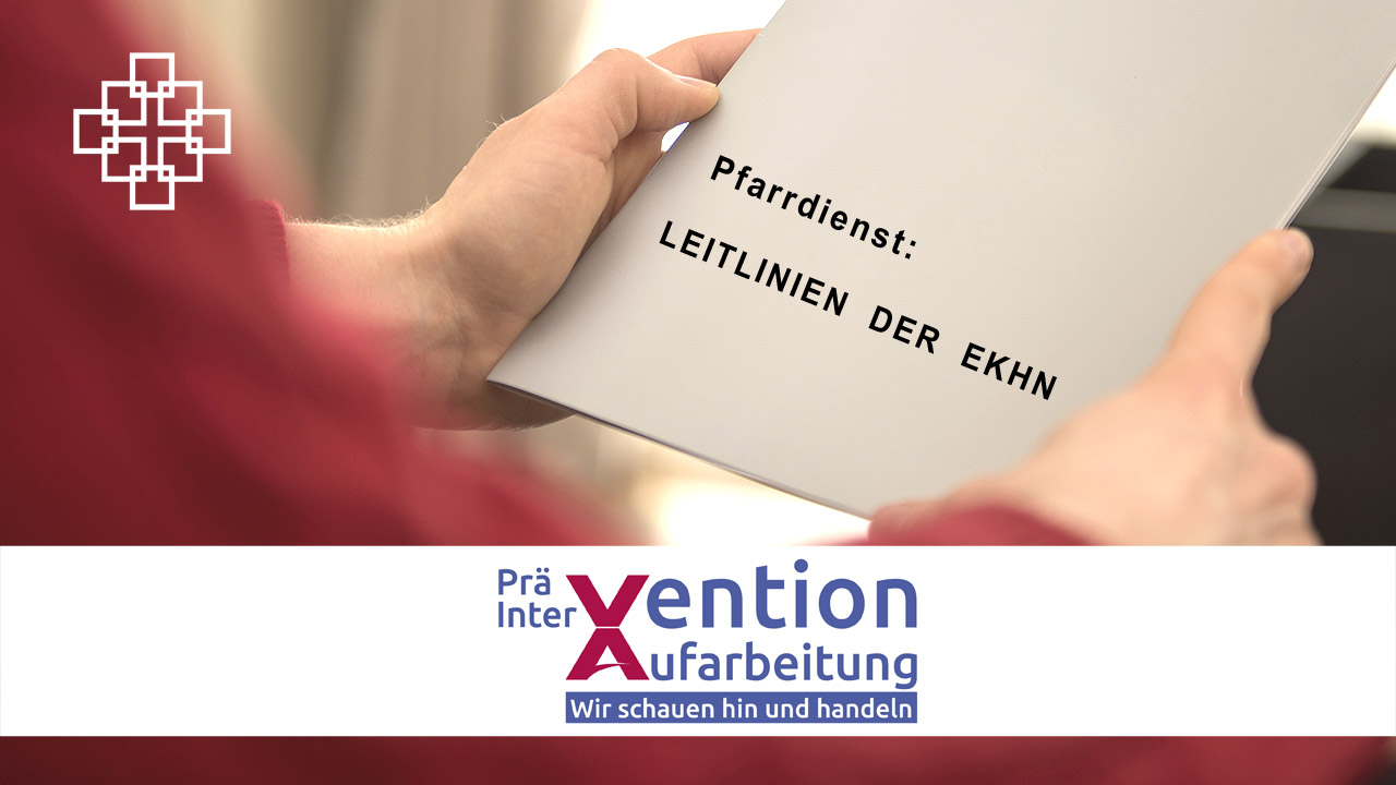 Hände einer Frau, die ein Blatt Papier halten