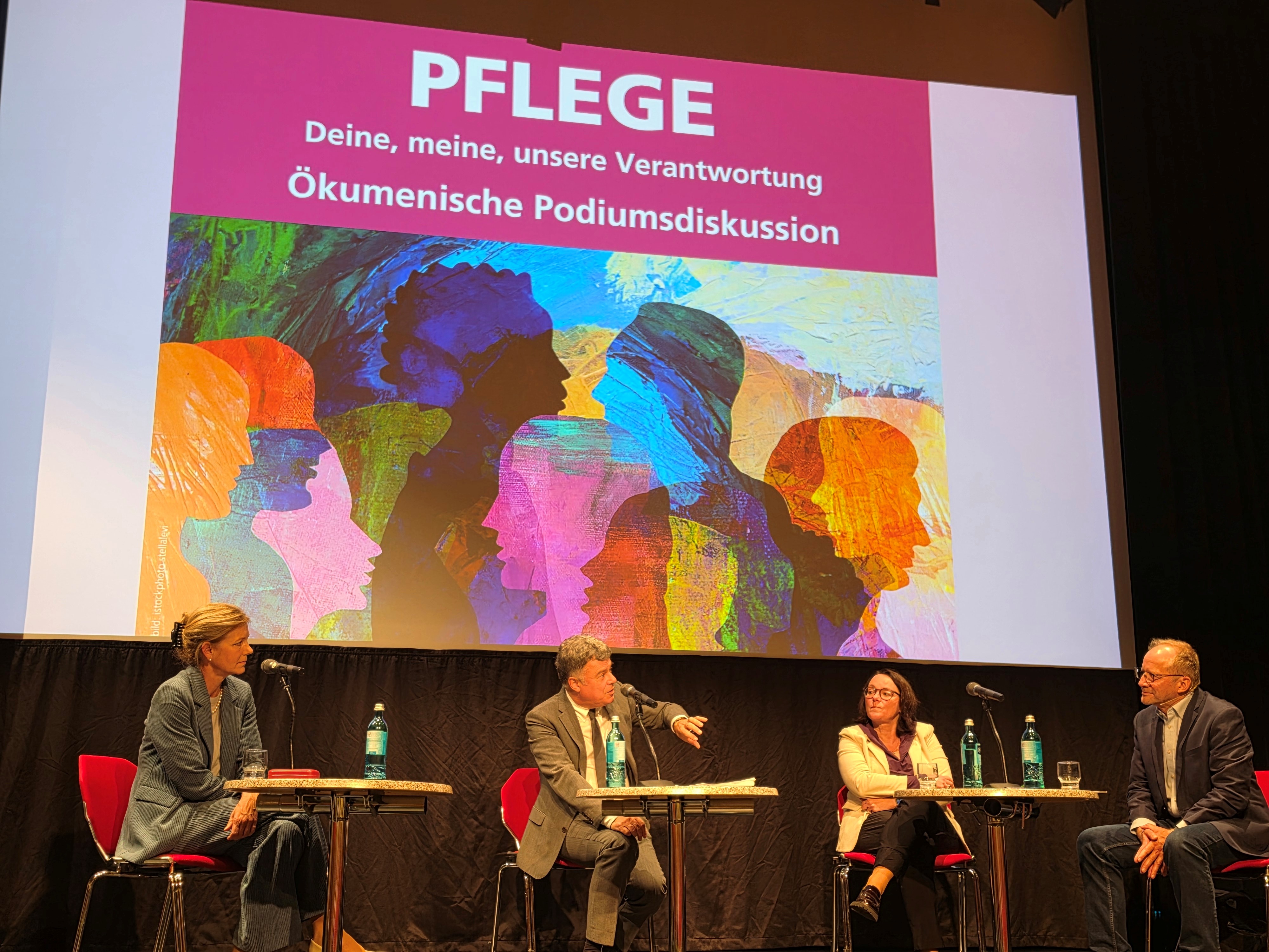 Die Gäste auf dem Podium v.l.n.r.: Pfarrerin Clarissa Graz, Prof. Dr. Giovanni Maio, Ute Stettner sowie Moderator Werner Schliericke