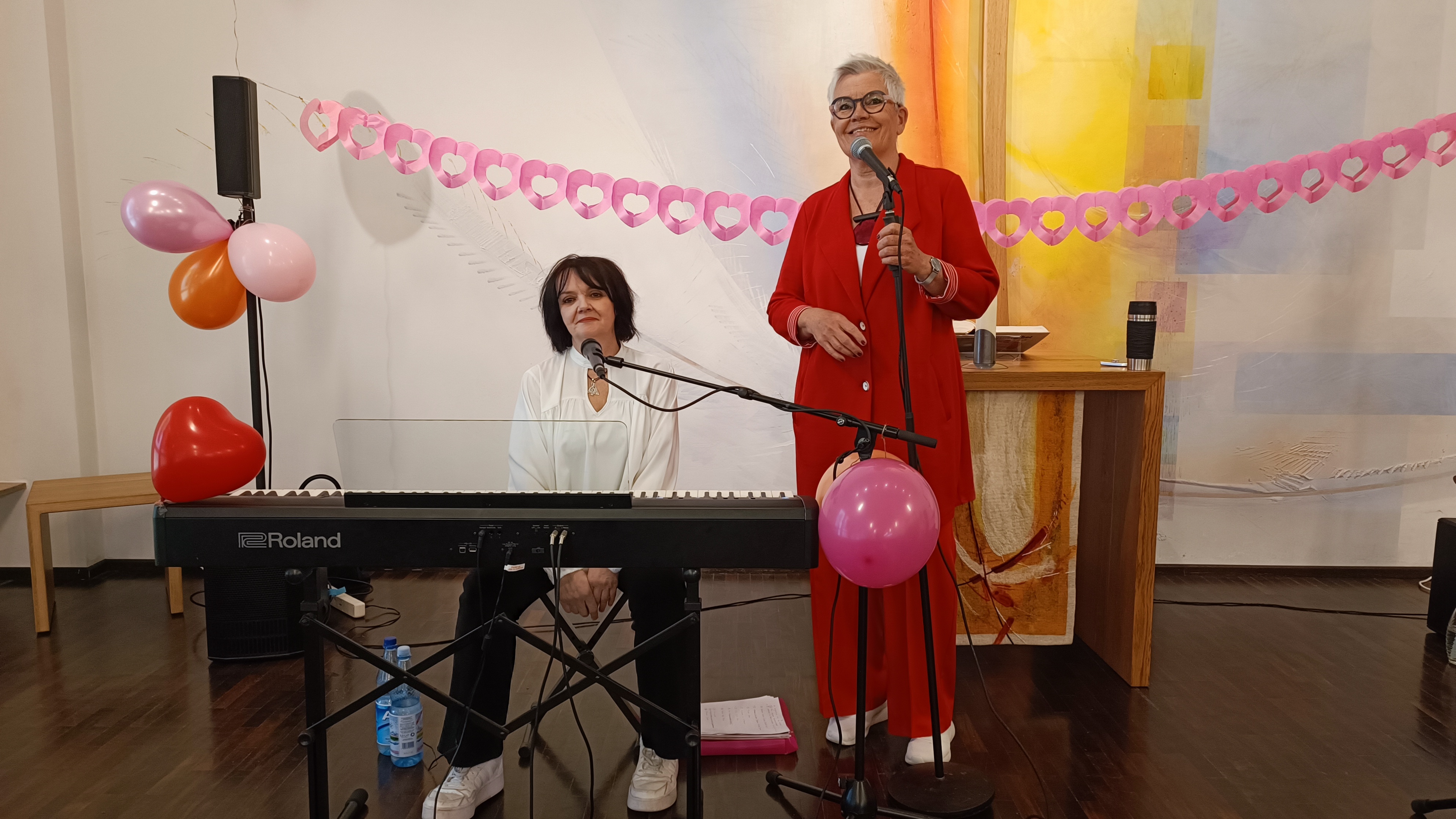 2 Musikerinnen im Konzert am 26.04.2026 im Paulussaal in Herrnsheim. Sängerin mit Bekleidung am Klavier