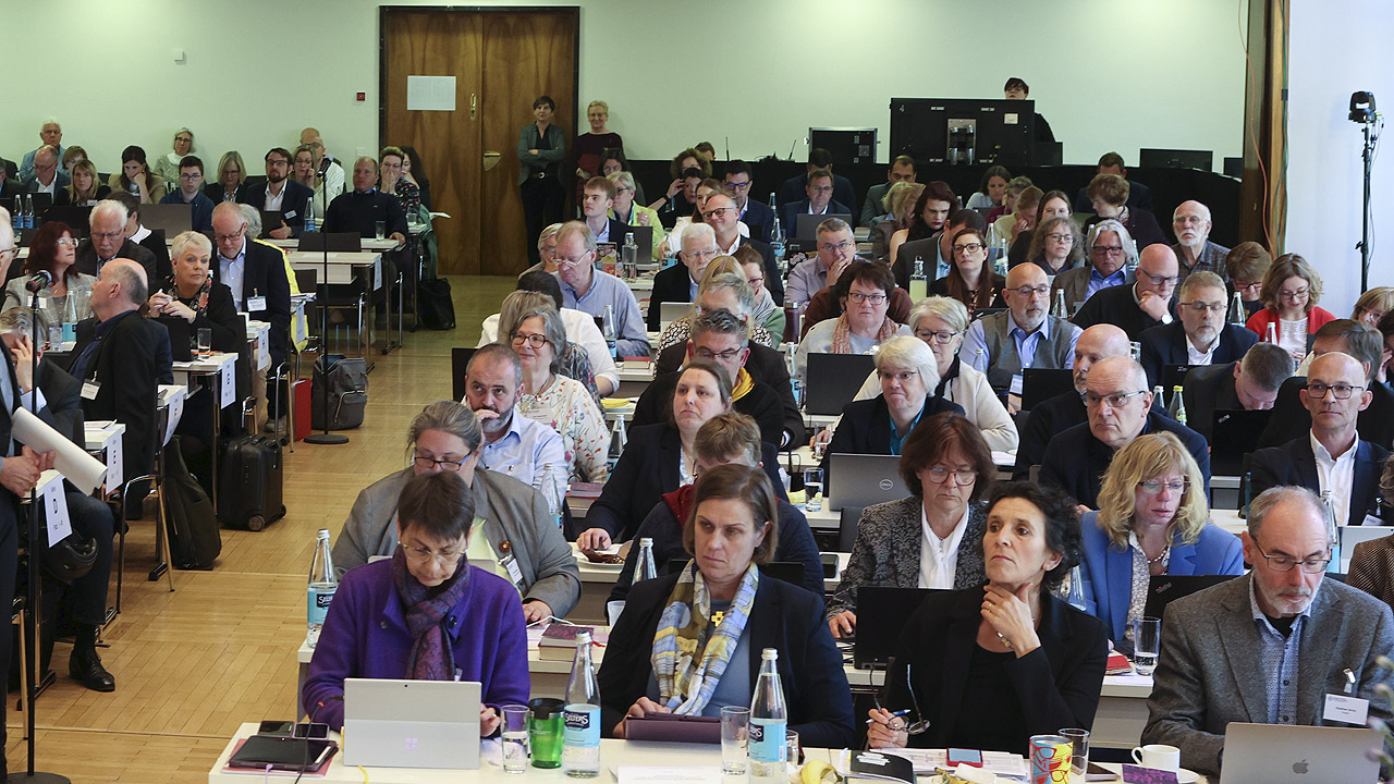 Synodale im Plenum
