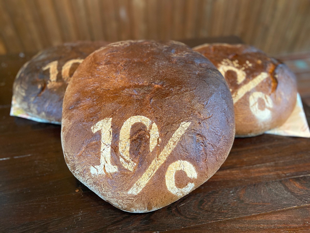 Zehn-Prozent-Aktion Brot mit dem Aufdruck Zehn Prozent