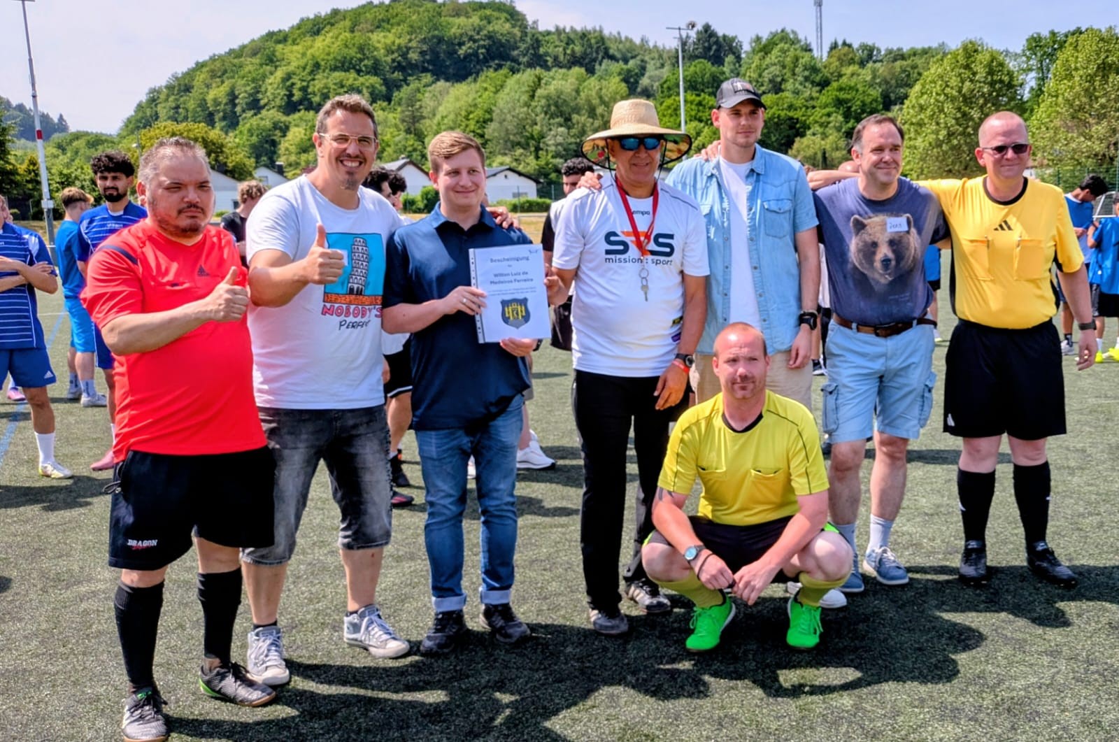 Überreichung einer Urkunde an den Sportcoach