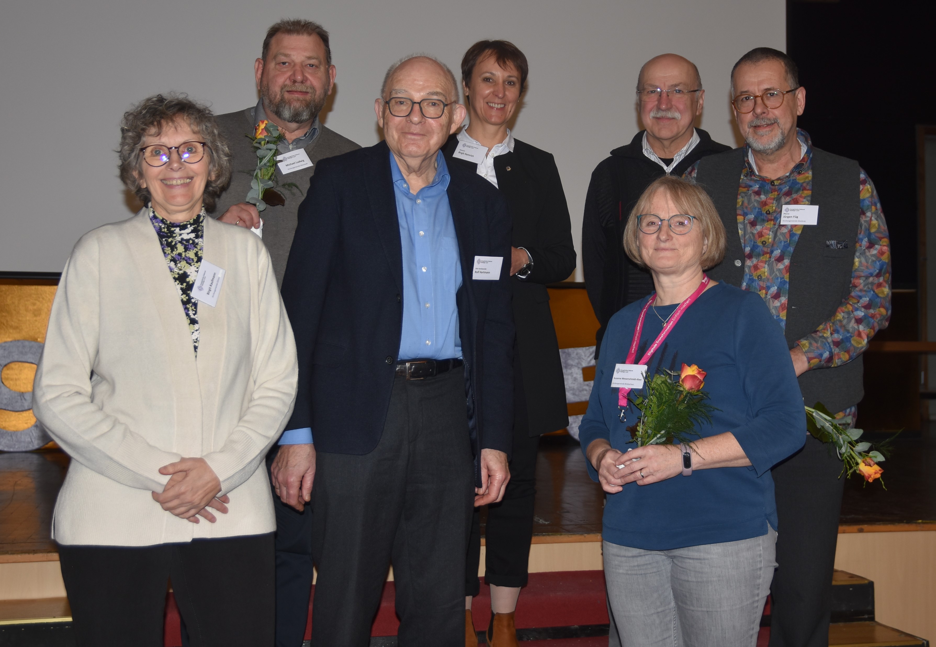 Alte und neue DSV-Mitglieder stehen mit Präses Rolf Hartmann und Dekanin Birgit Hamrich vor der Bühne im Bürgerhaus Nidda.