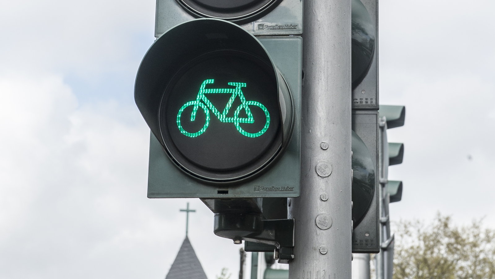 Eine Ampel mit grünem Licht für Fahrräder