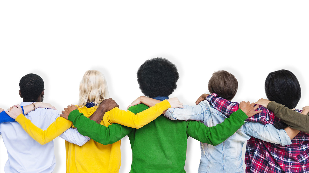 Menschen legen sich die Hand um die Schulter und bilden so eine Kette - Bild zeigt die Rücken
