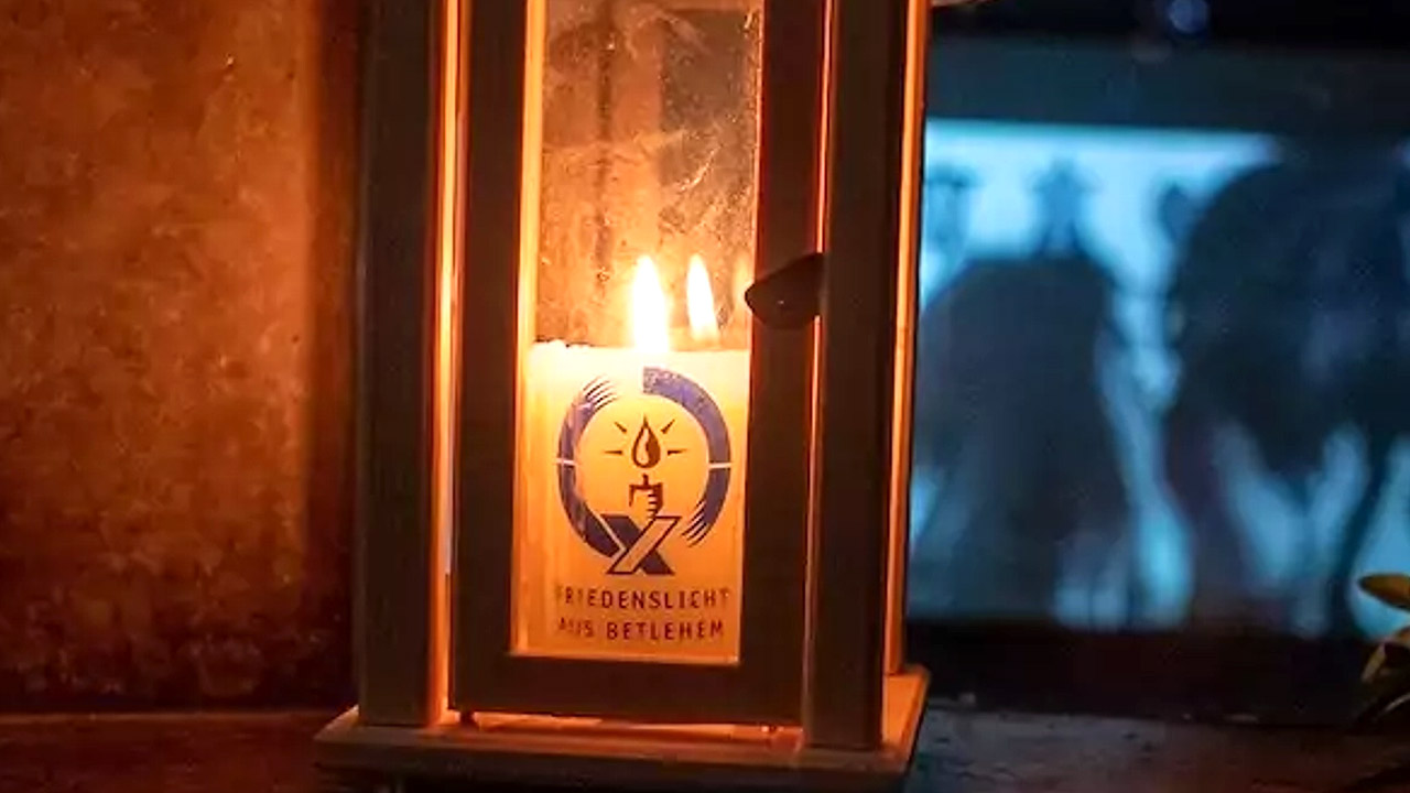 Friedenslicht Friedenslicht in einer Laterne auf einem Fensterbrett