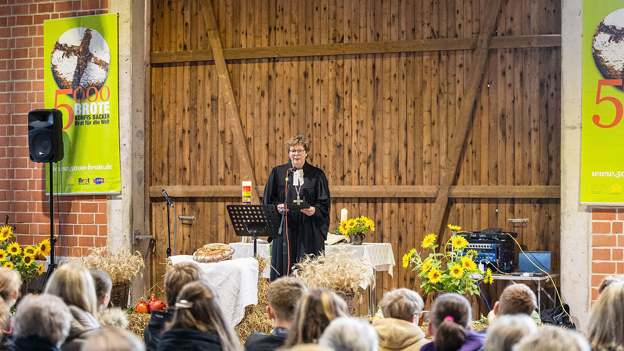 Beate Hofmann Erntedankgottesdienst mit vielen Besuchenden, vorne Bischöfin Beate Hofmann