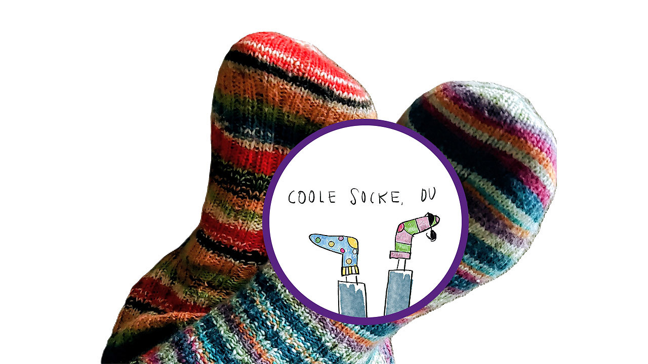 Socken-Grafik über einem Foto mit echten, gestrickten, bunten Socken