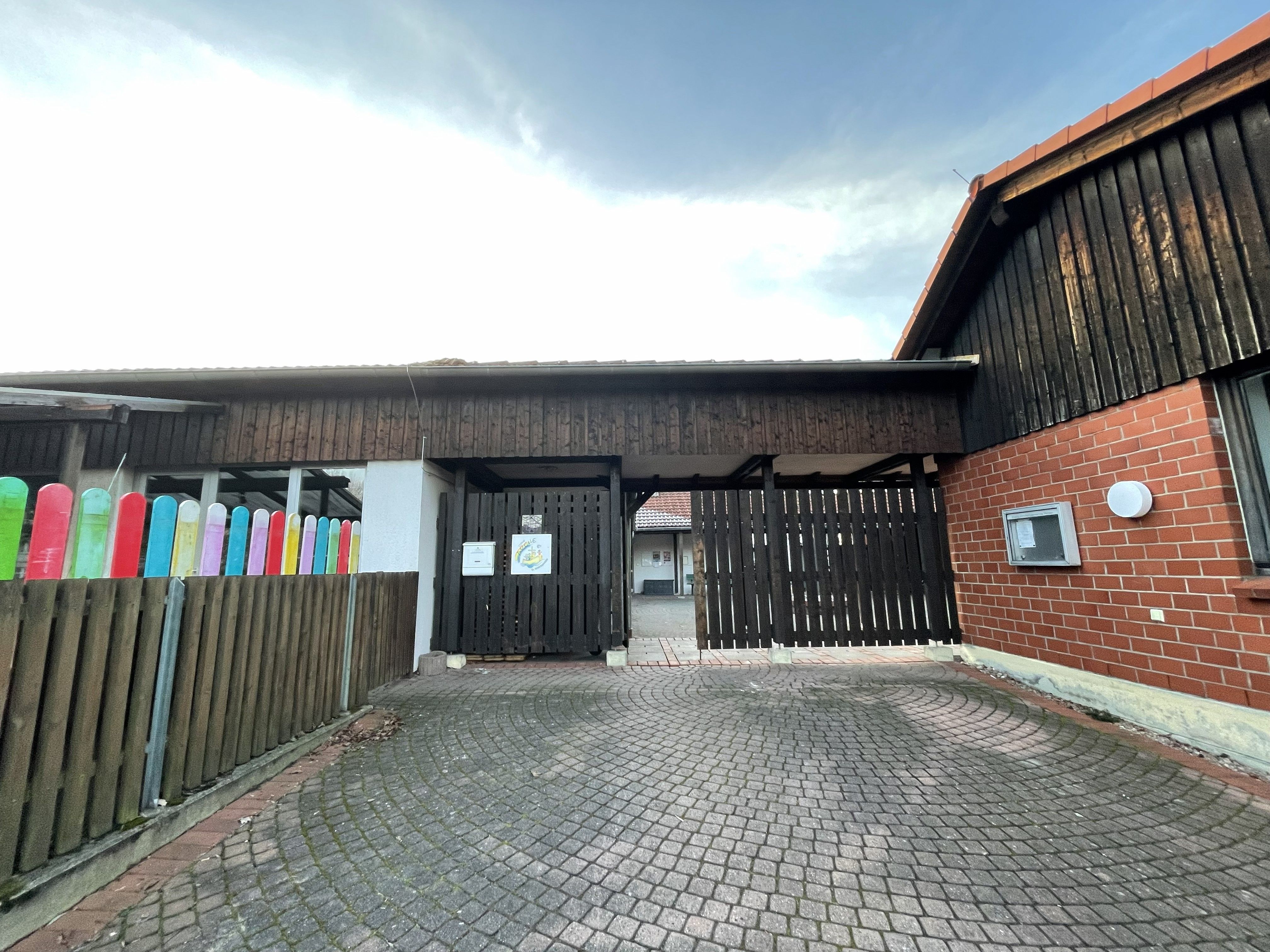 Auf dem Foto ist der Eingang der evangelischen Kita Kleine Arche in Richen zu sehen. 