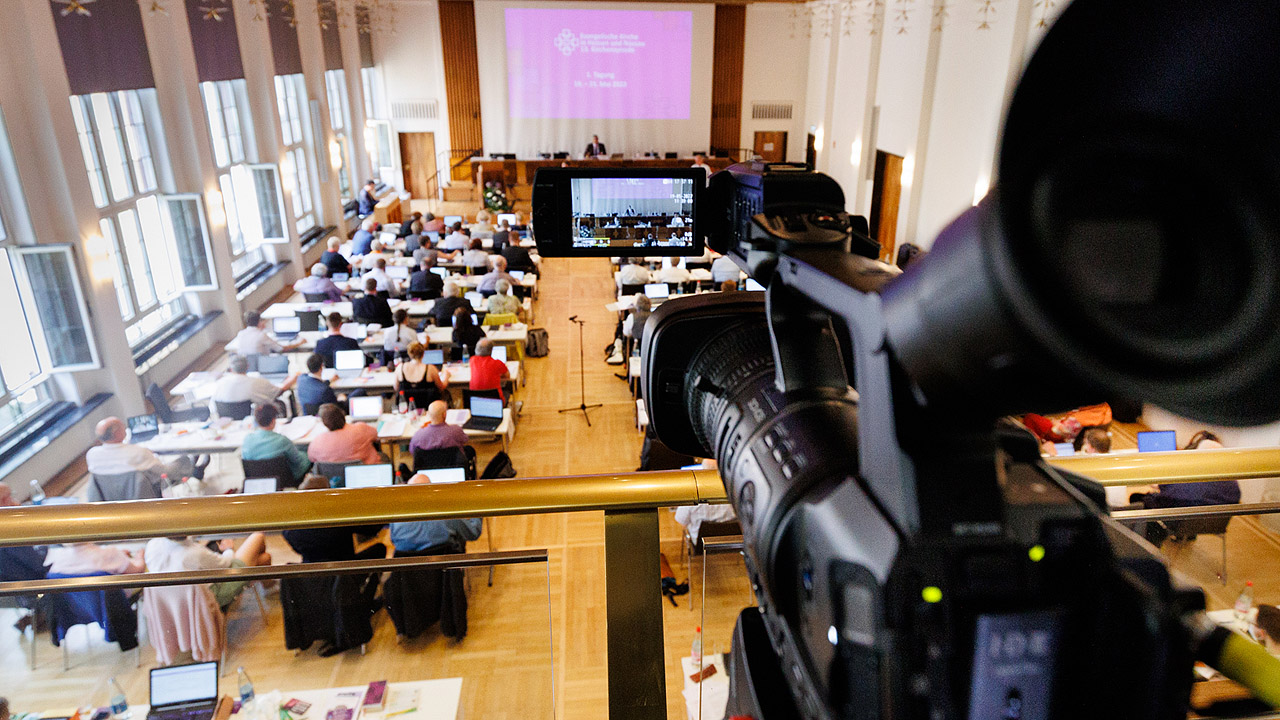 Kamera auf der Synodentagung