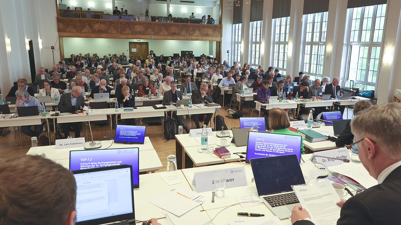 Synodenplenum, im Vordergrund Bildschirme