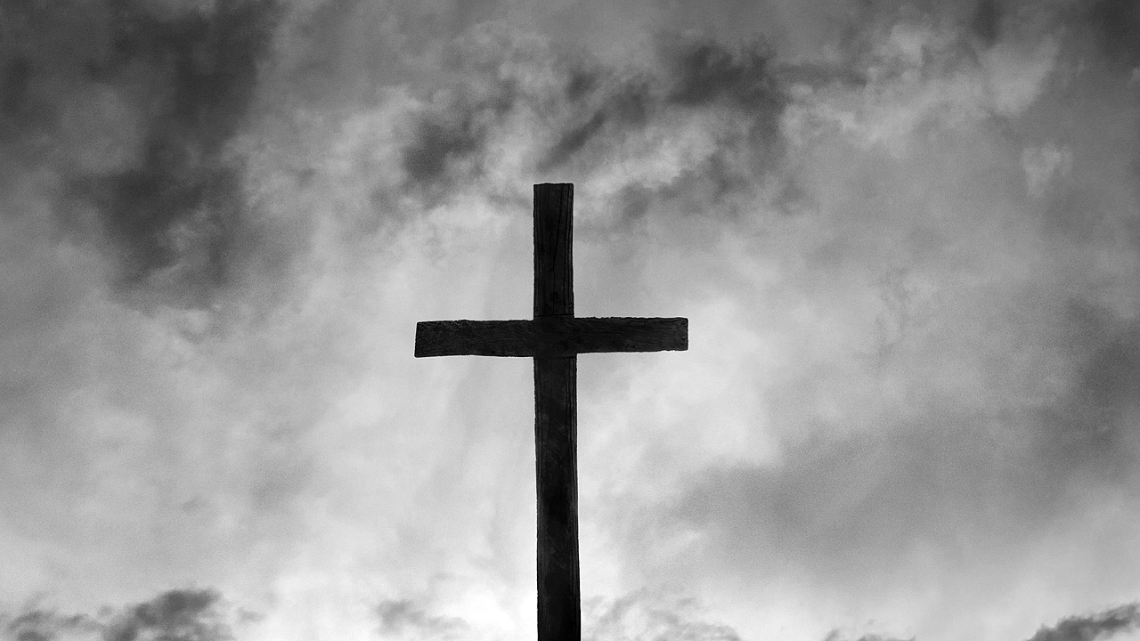 Ein Kreuz vor Wolken