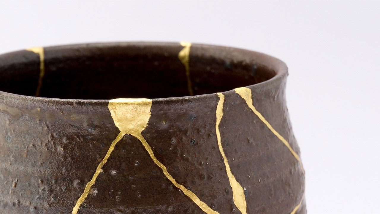 Bruchstellen aus Gold eines grau-braunen Gefäßes