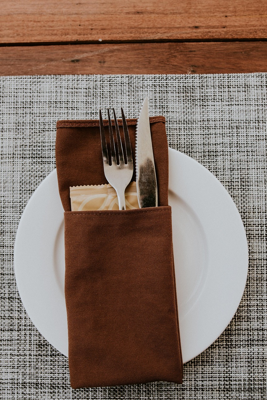 Weißer Teller mit brauner Besteckstasche