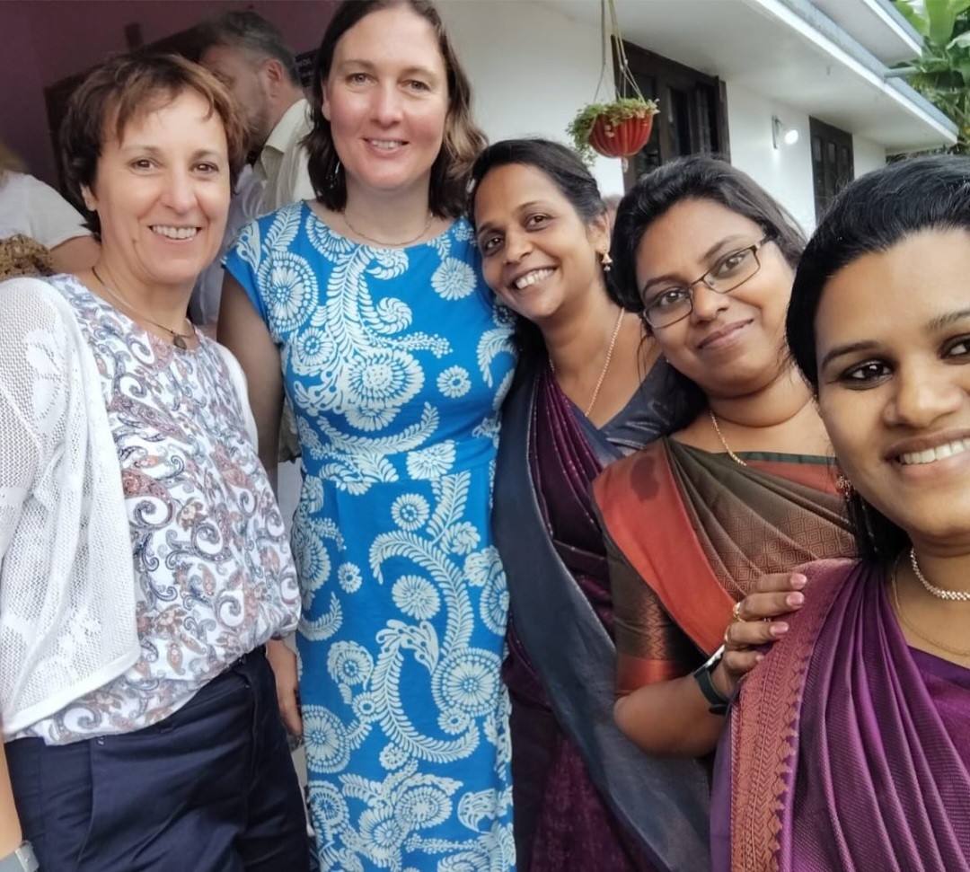 Das Bild zeigt fünf Frauen, Vertreterinnen der deutsch-indischen Partnerschaft, stehen eng nebeneinander und lächeln in die Kamera.