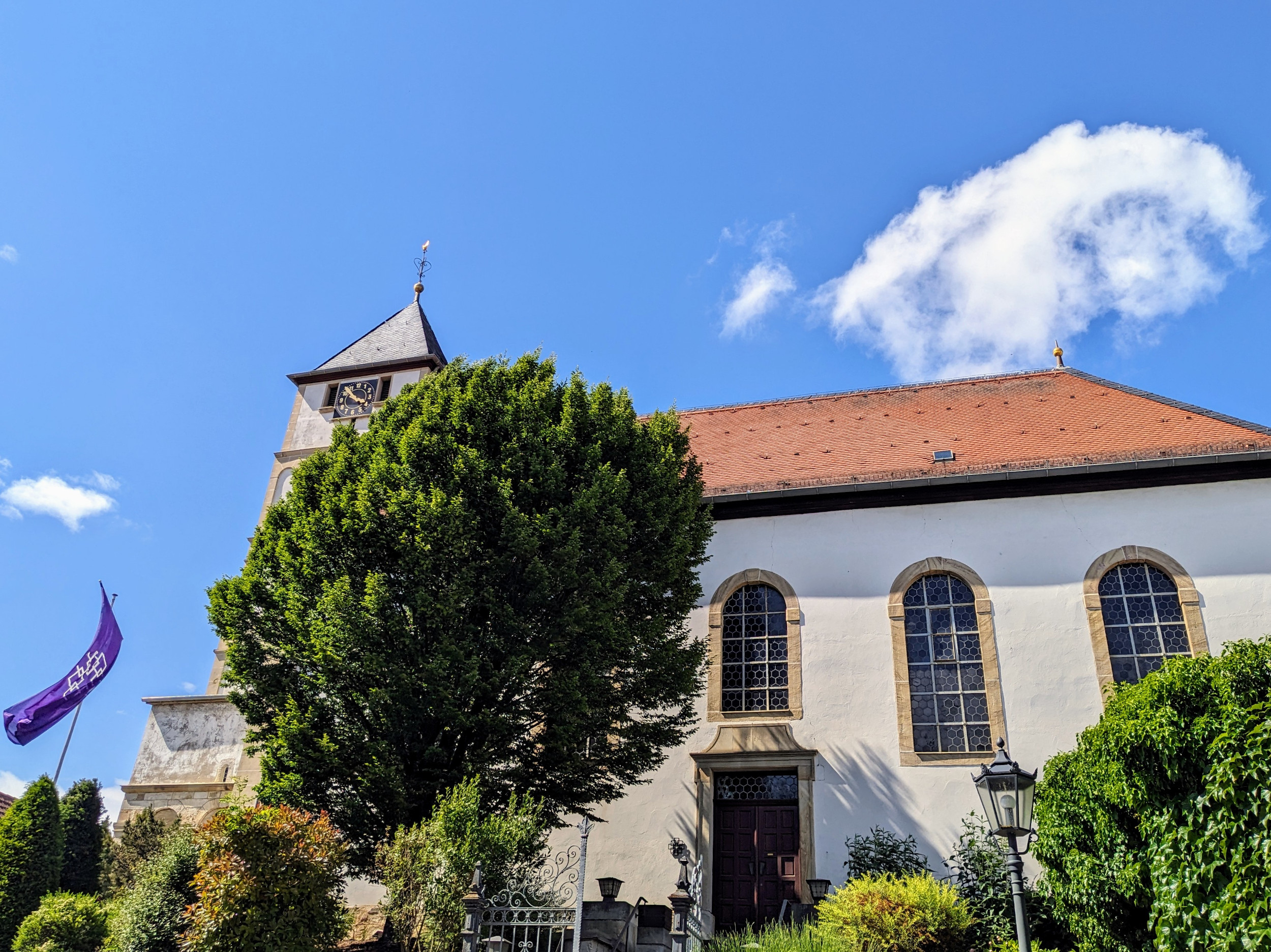 Kirche bei Sonnenschein, Außenaufnahme