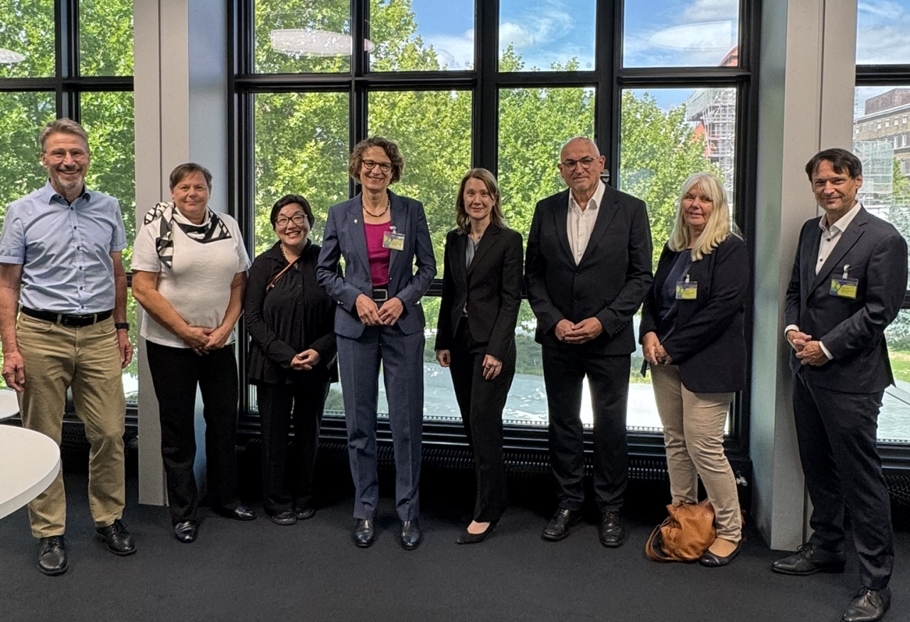 Kirchenpräsidentin bei Merck Gruppenbild