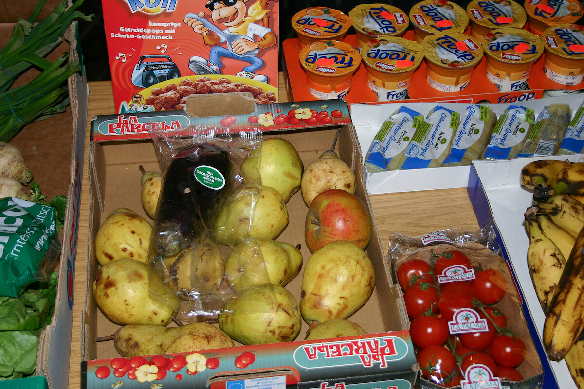 Verschiedene Lebensmittel wie Birnen, Tomaten, Jogurt