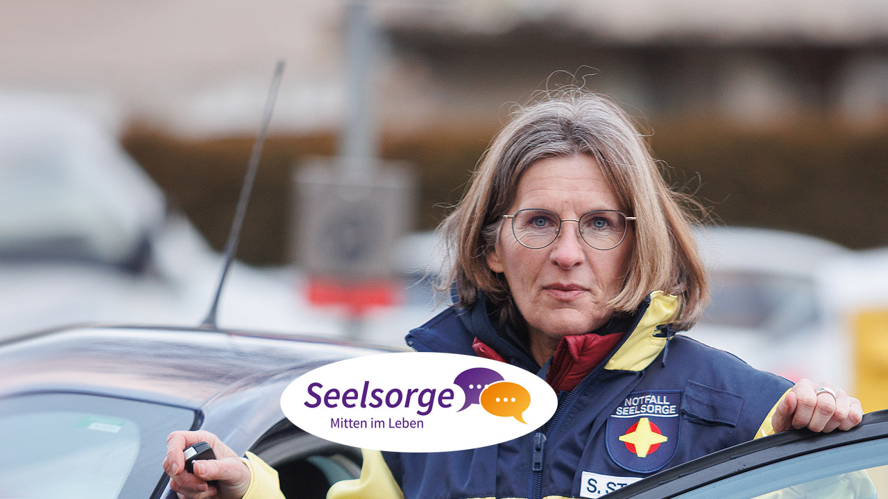 Eine Notfallseelsorgerin steigt in ihr Auto