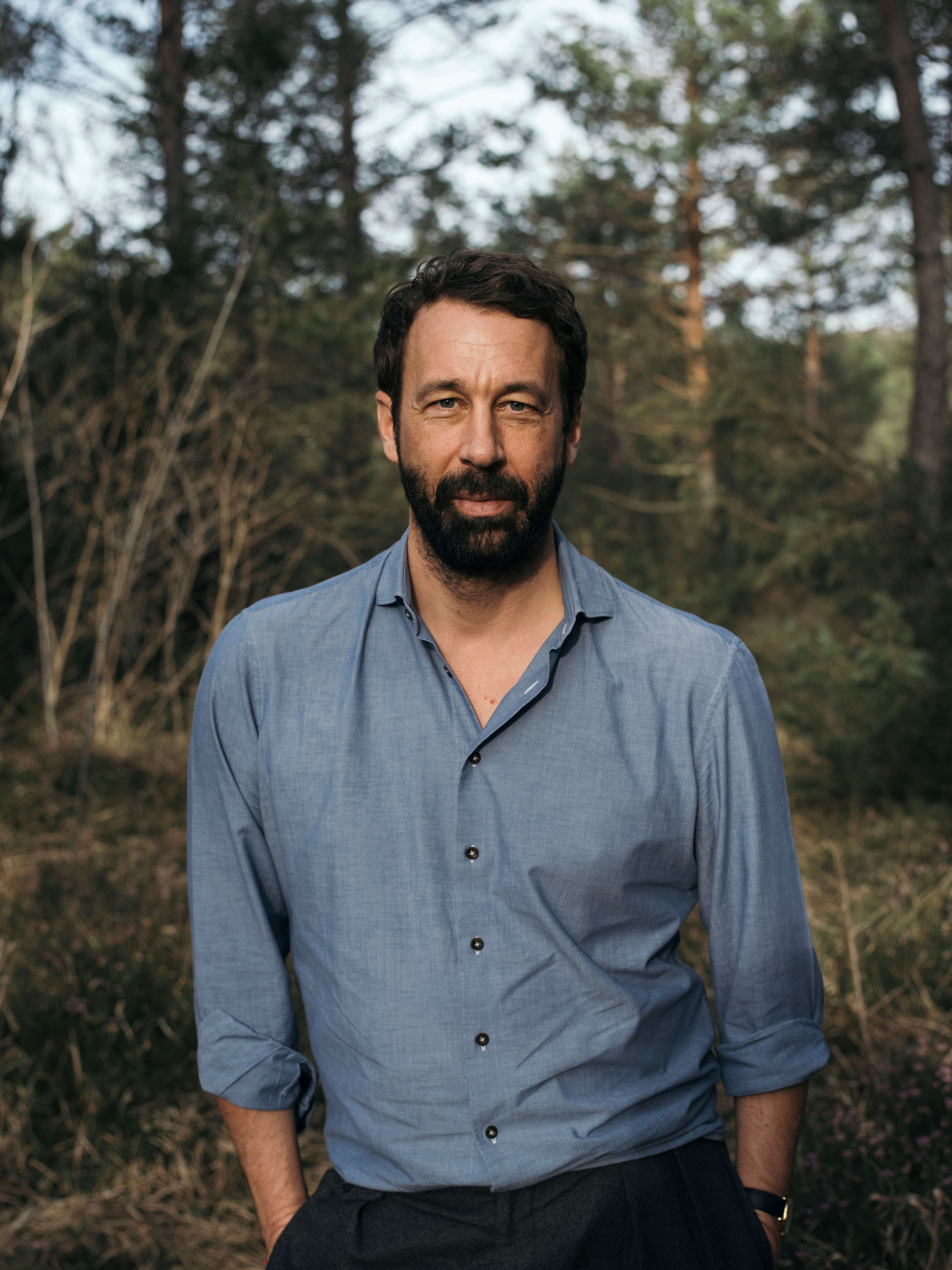 Tobias Haberl Mann steht im Wald