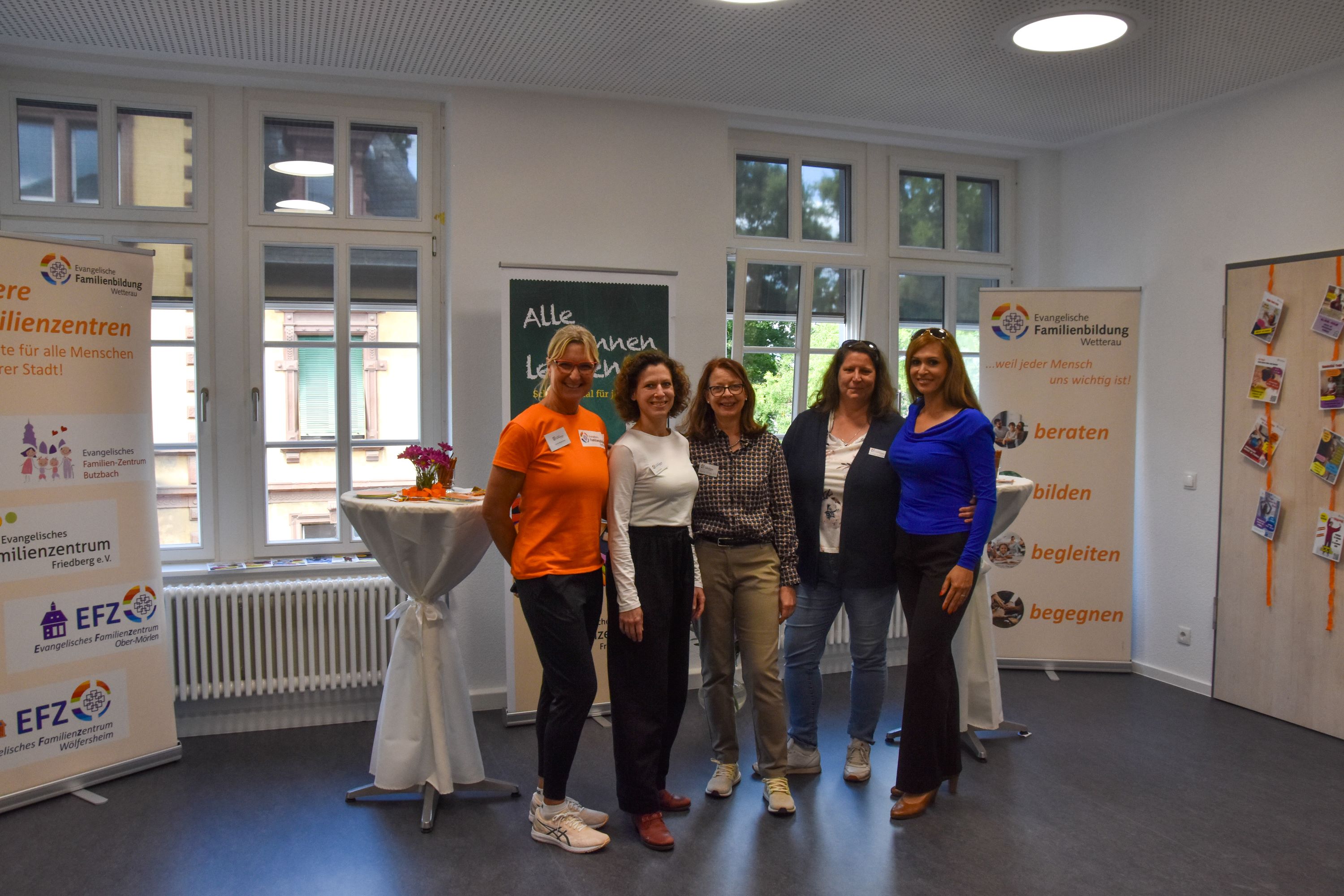 Eine Gruppe von Frauen in einem hellen modernen Raum