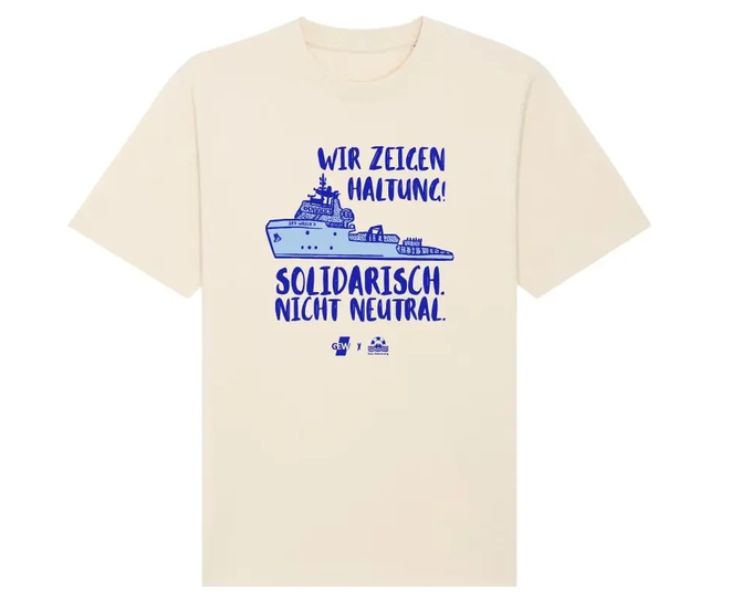 Weißes T-Shirt mit blauem Aufdruck ein Schiff und Schrift Zeige Haltung