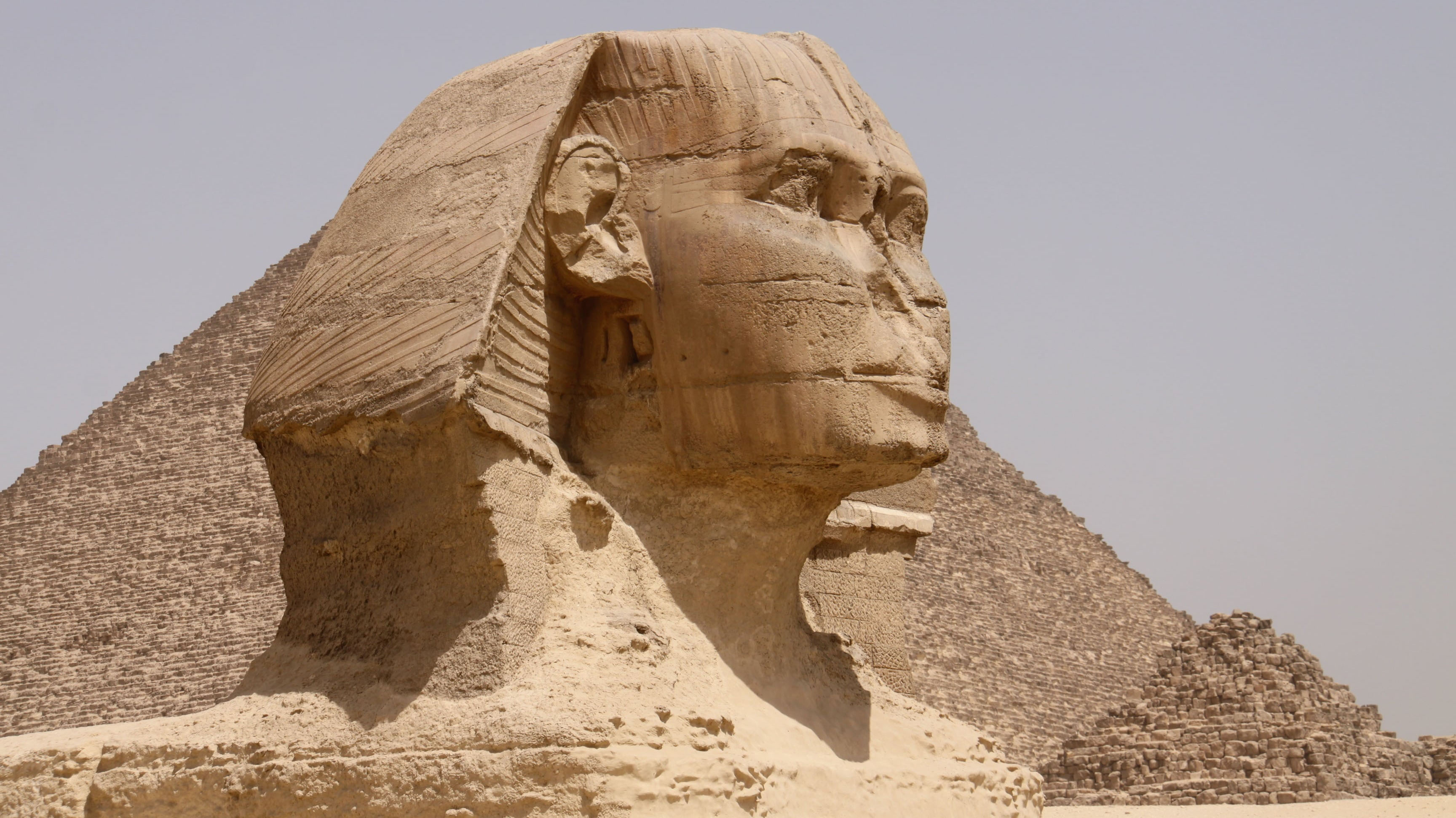 Große Sphinx aus Kalkstein vor den Pyramiden von Gizeh in Ägypten.
