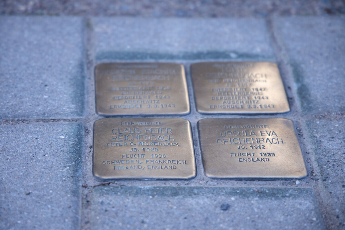 Vier Stolperstein als Mahnung gegen Judenverfolgung und Holocaust