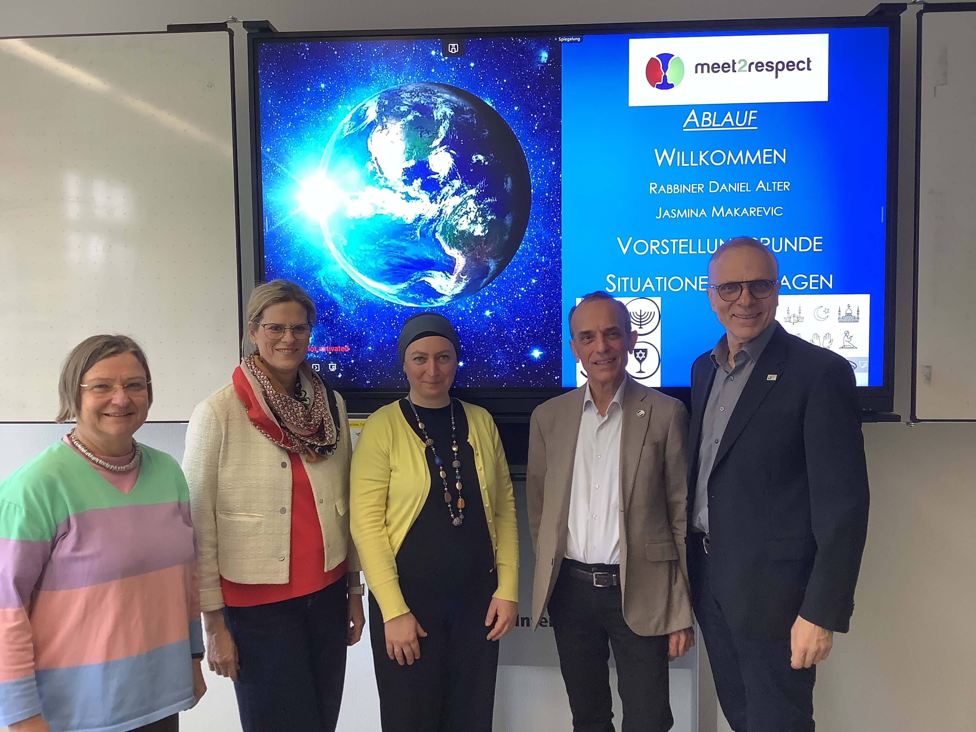 Das Bild zeigt folgende Personen: Schulpfarrerin Helga Czysewski, Konrektorin Claudia Abend, Jasmina Makarevic und Rabbiner Alter vom Team „meet2respekt“, Schuldirektor Reiner Flach