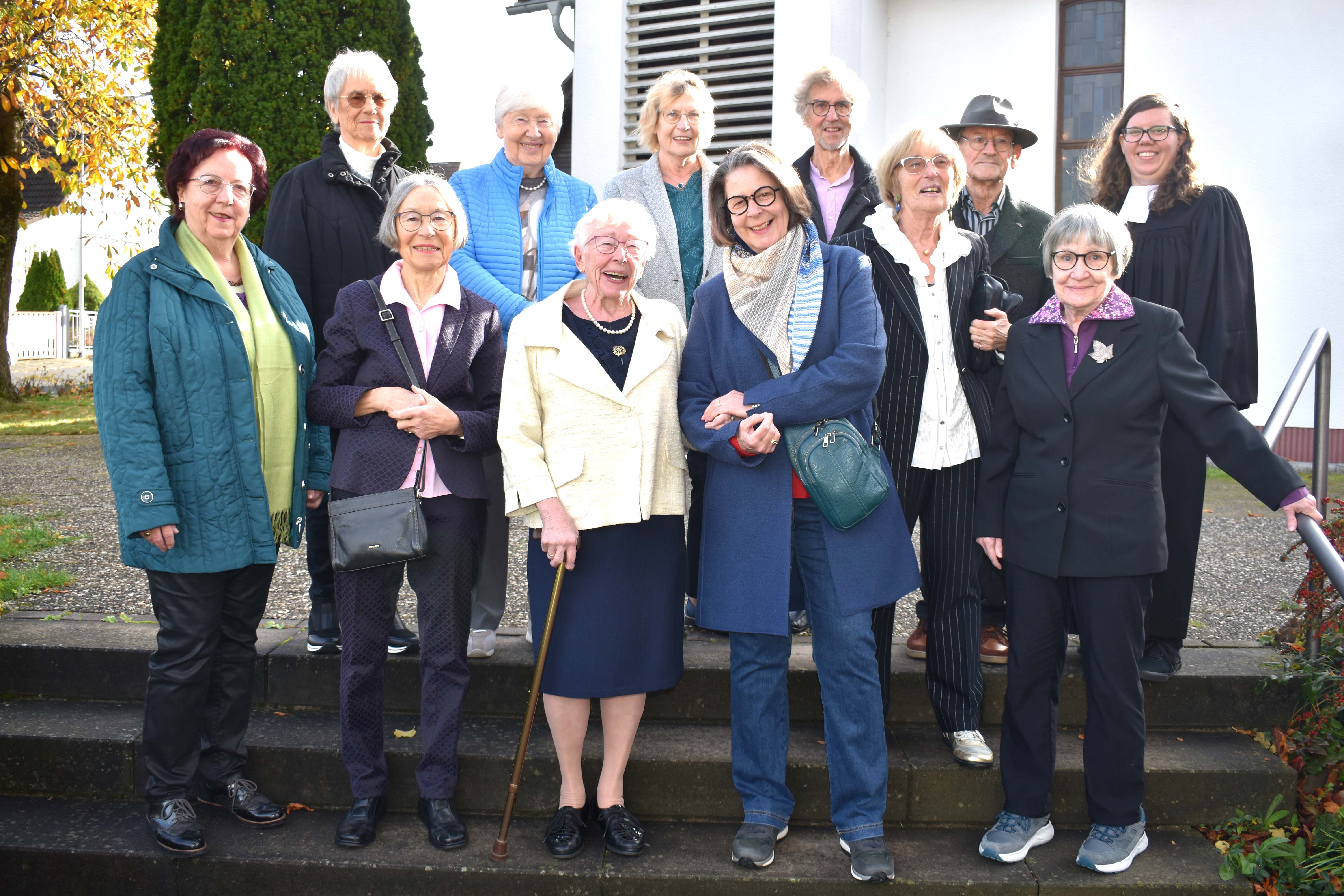 Elf Konfirmationsjubilarinnen und -jubilare feierten mit Pfarrerin Eva Lawrenz einen Festgottesdienst in Erinnerung an ihre Einsegnung, in der Mitte vorn Ellen Böllert, die nach 75 Jahren "Kronjuwelen-Jubelkonfirmation" feiern konnte