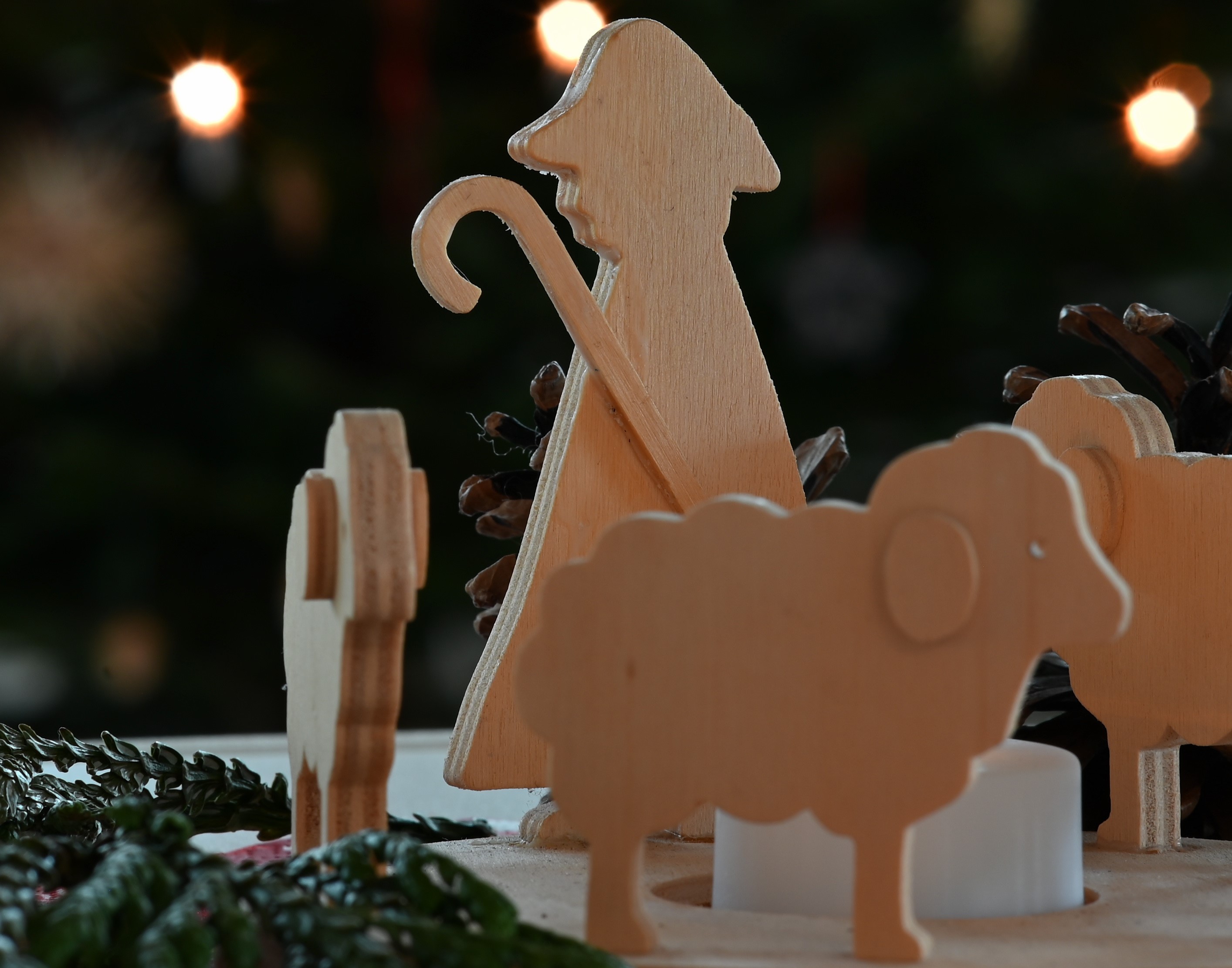 Hirte und Schafe aus Holz