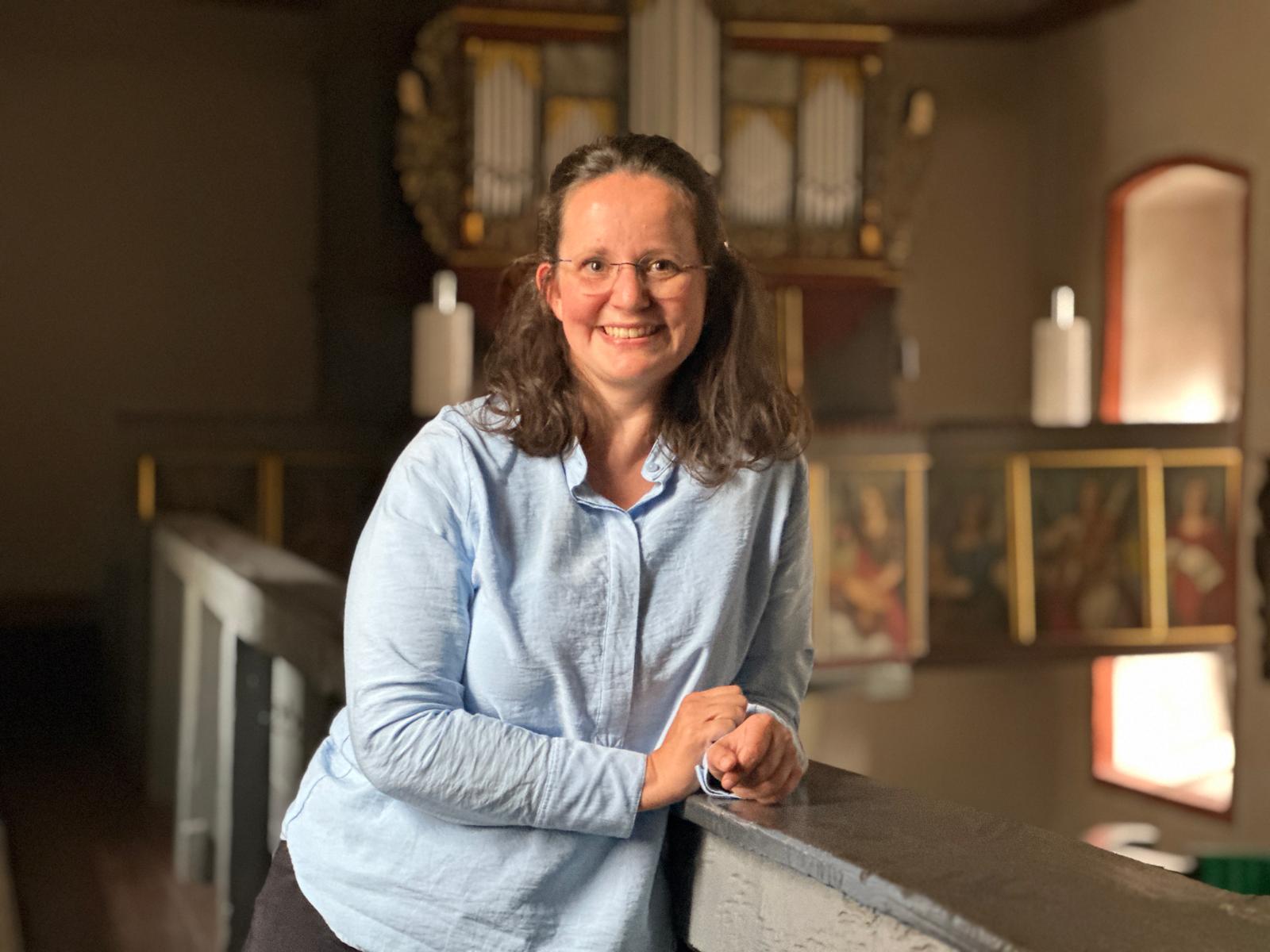 Pfarrerin Tamara Kaulich in der Kirche in Zell