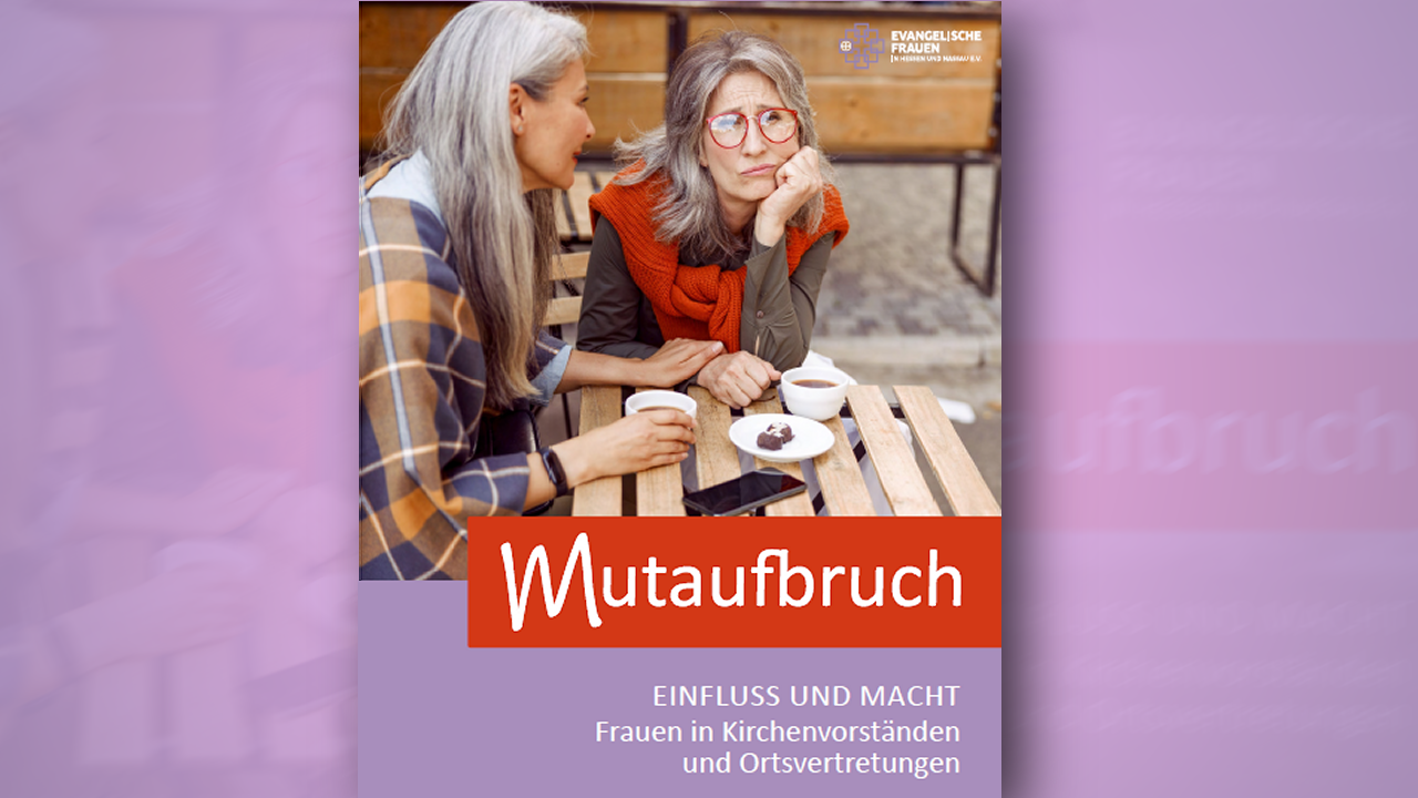 Mutausbruch Zwei Frauen sitzen an einem Holztisch im Freien mit Kaffee und Kuchen; eine spricht zugewandt, die andere schaut nachdenklich und stützt den Kopf auf die Hand. Auf dem Bild steht der Titel „Mutaufbruch“ sowie der Untertitel „Einfluss und Macht – Frauen in Kirchenvorständen und Ortsvertretungen“, daneben das Logo der Evangelischen Frauen in Hessen und Nassau.