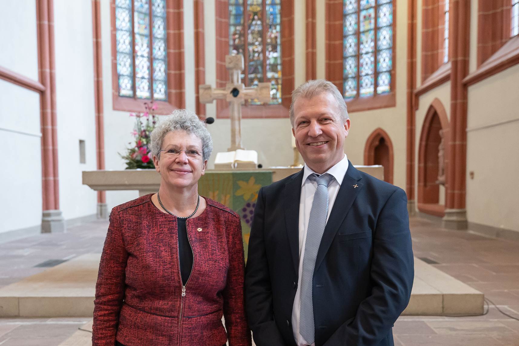 Doppelportrait vor dem Altarraum der Homberger Stadtkirche.