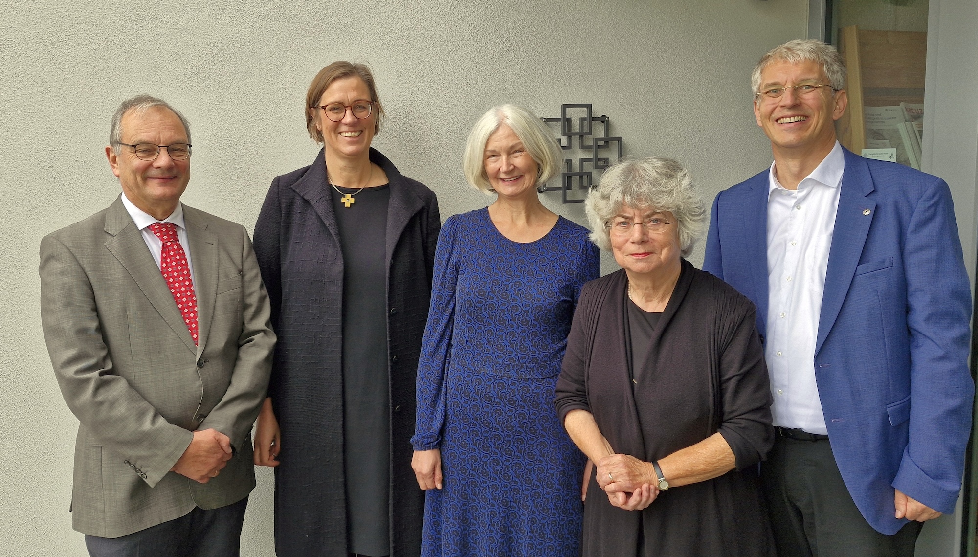 Sie wirkten beim Abschiedsgottesdienst von Pfarrerin Lohmann (die als dritte von links zu sehen ist) mit: Pfarrer i. R. Peter Fleckenstein, Pröpstin Henriette Crüwell, Pfarrerin Lohmann, Kirchenvorsteherin Marianne Schaeffer und Dekan Olliver Zobel