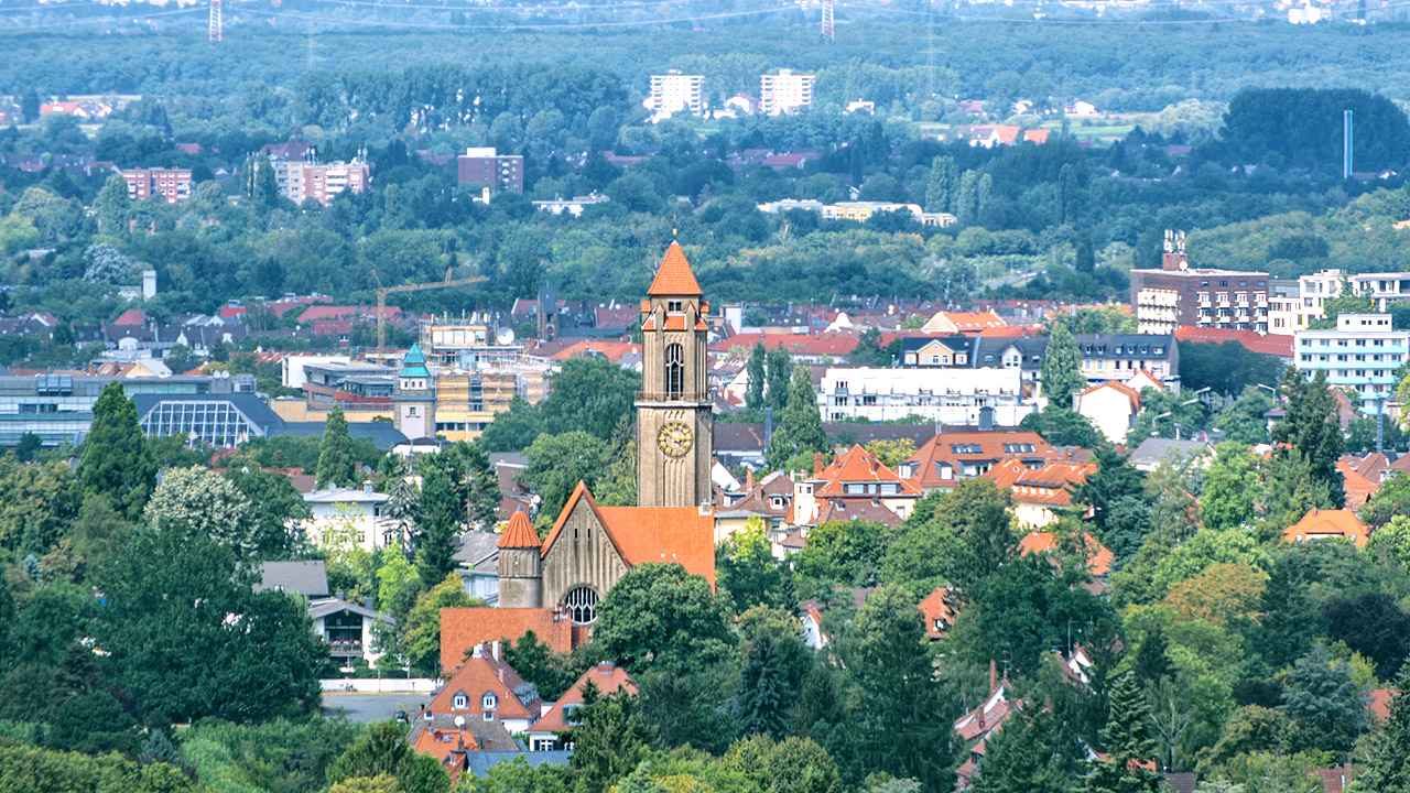 Luftaufnahme von Darmstadt mit Pauluskirche und flacher, grüner Landschaft dahinter