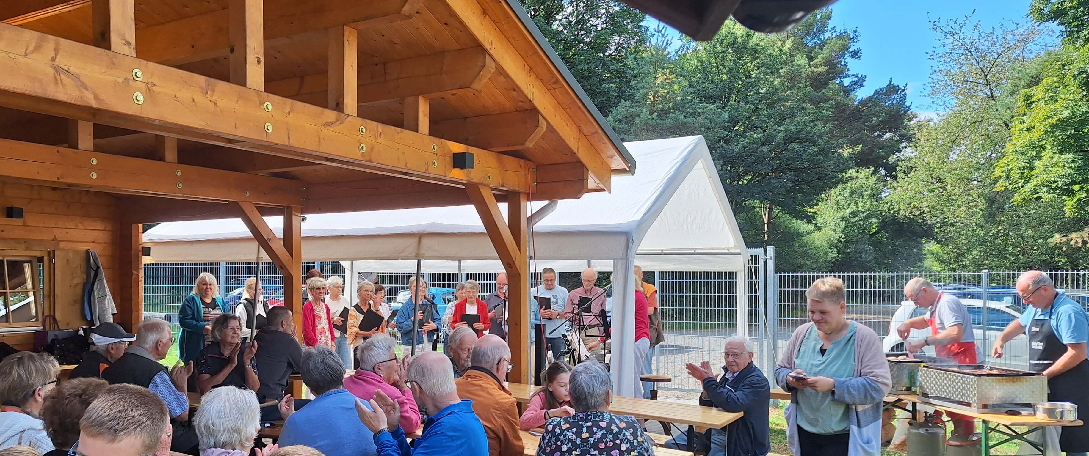 Grillgottesdienst in Selters 2026 Menschen sitzen an der Grillhütte und feiern Gottesdienst