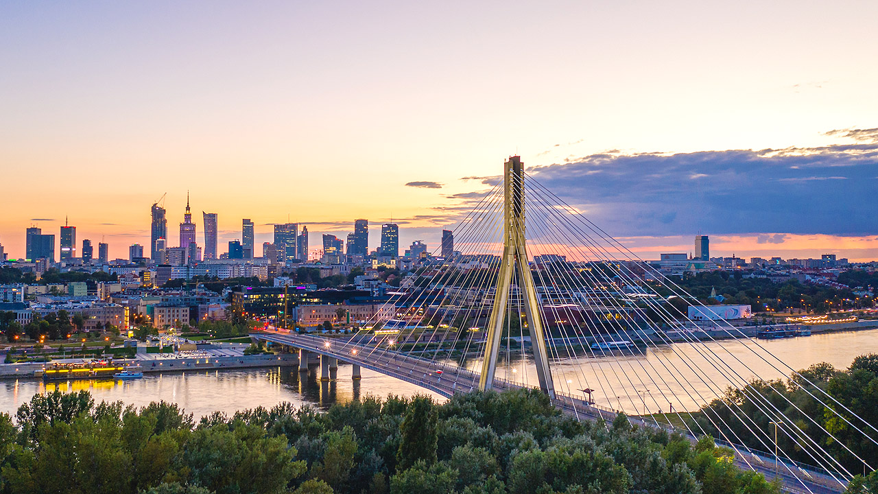 Brücke in Warschau Brücke vor Warschauer Skyline